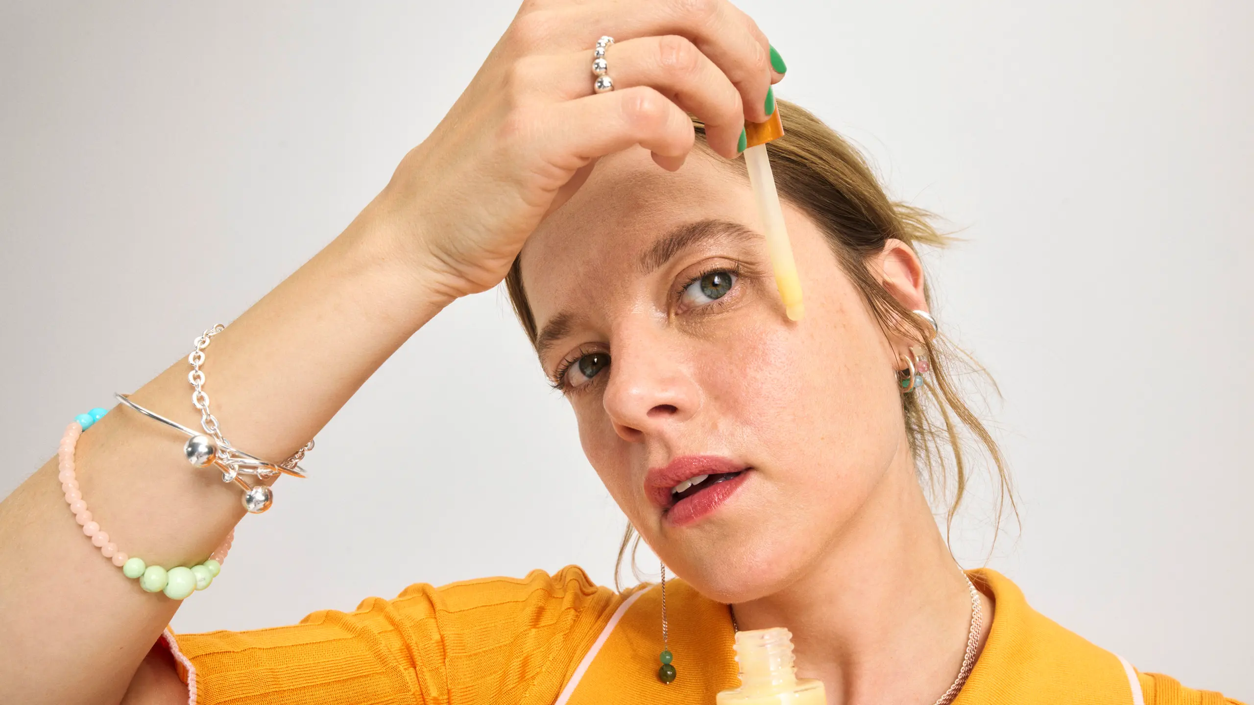 Jella Haase trägt sich das Vitamin C Serum von Lavera aufs Gesicht auf