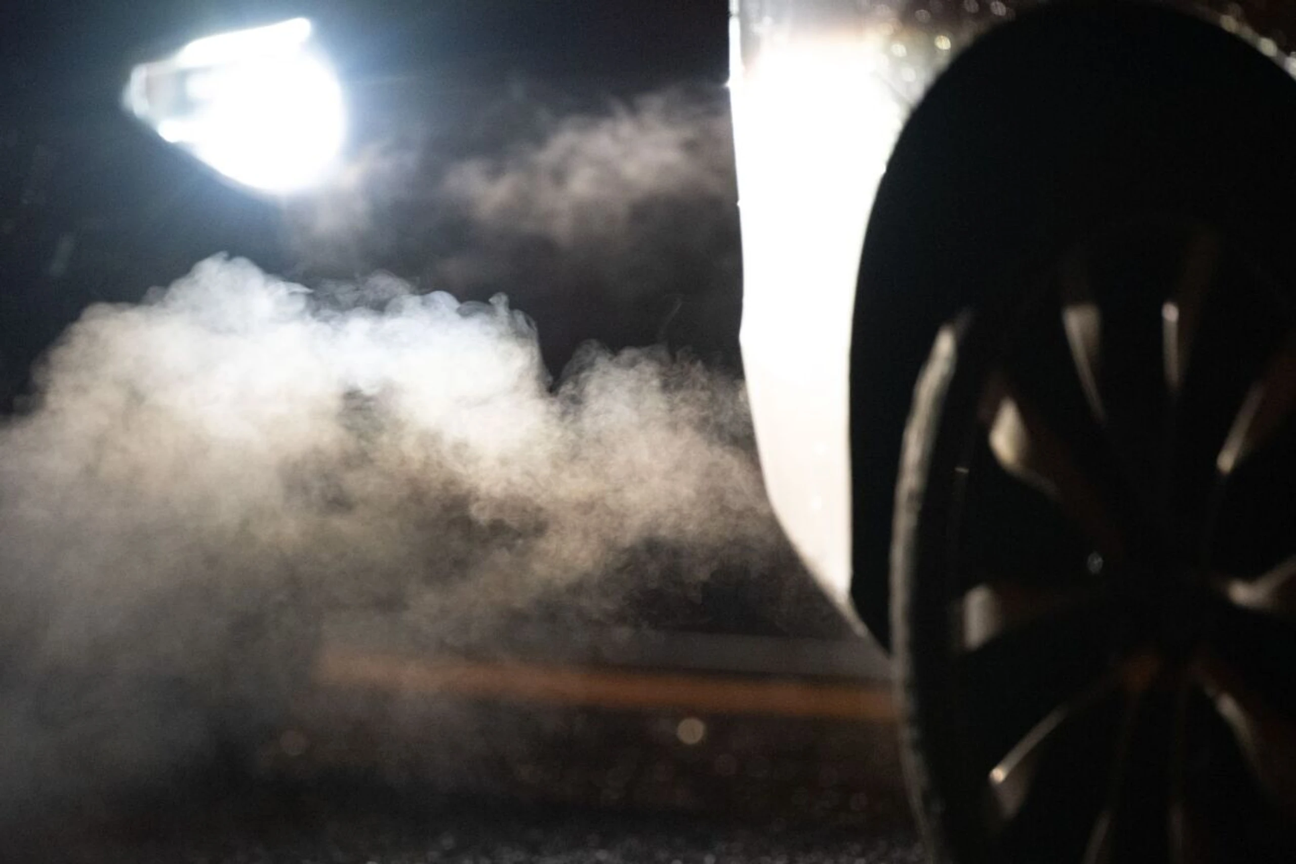 ++ ARCHIVBILD ++ Es wird wohl noch länger aus dem Auto-Auspuff rauchen