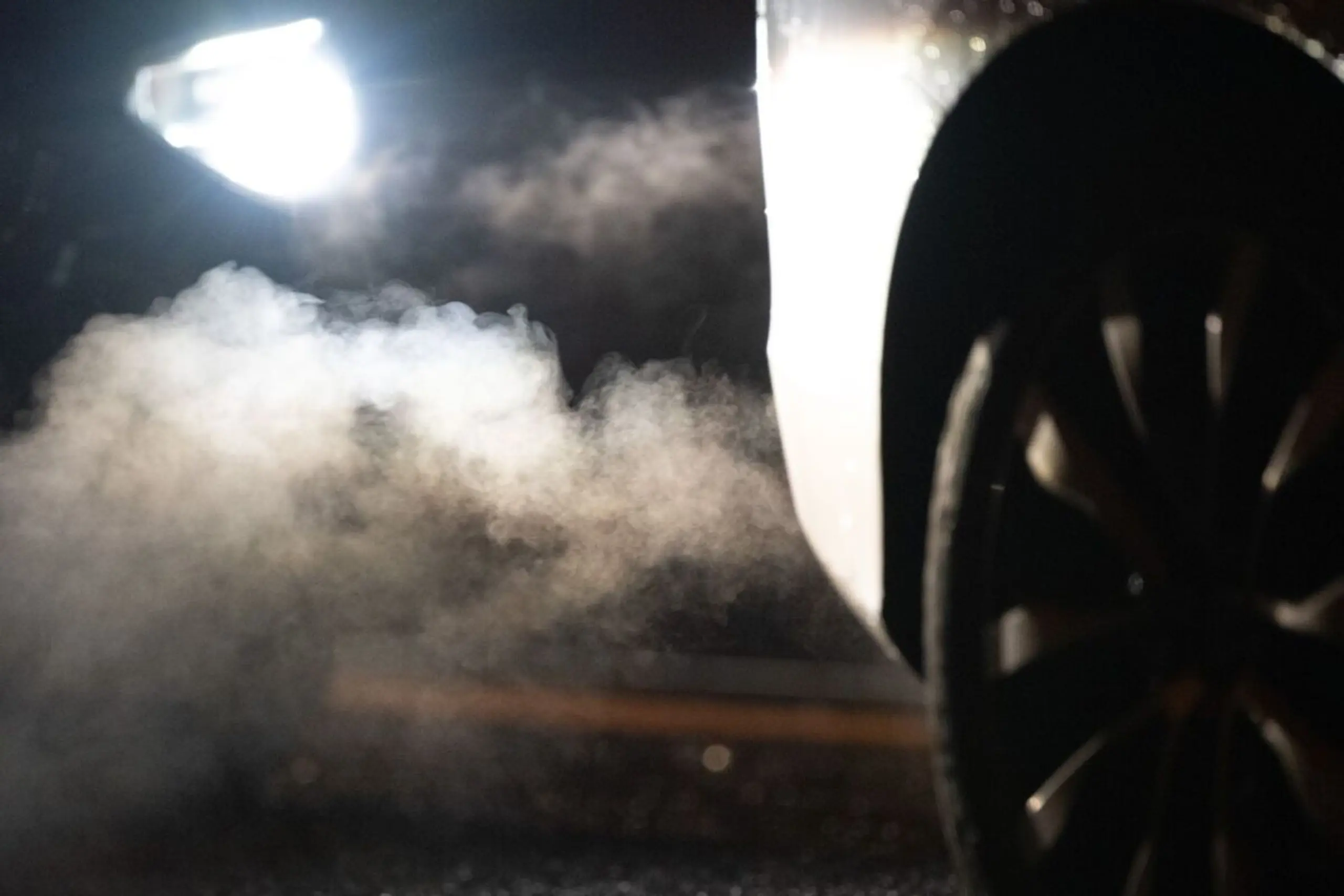 ++ ARCHIVBILD ++ Es wird wohl noch länger aus dem Auto-Auspuff rauchen