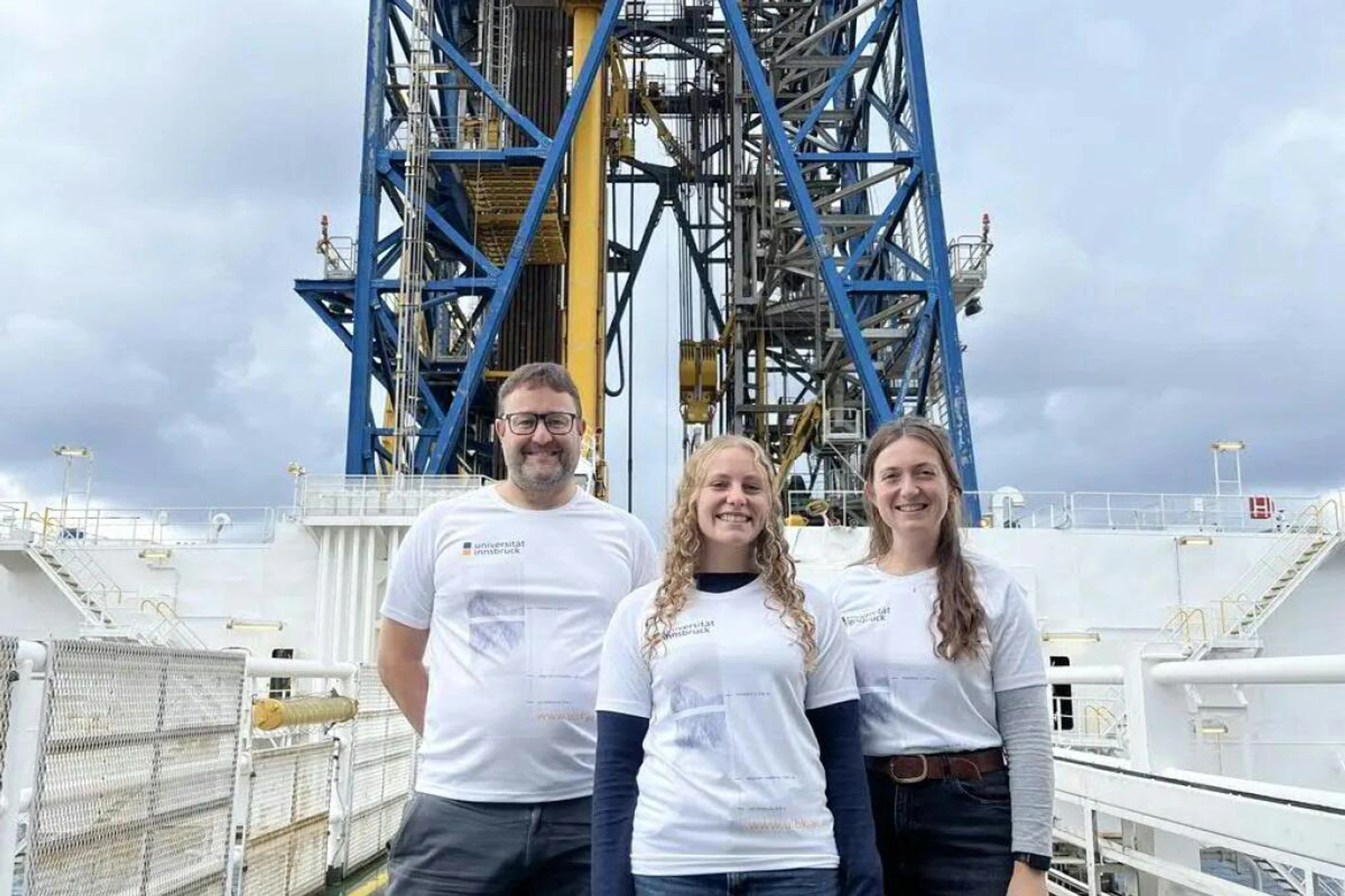 Geologe Michael Strasser (l.) mit Mitarbeiterinnen auf dem Bohrschiff