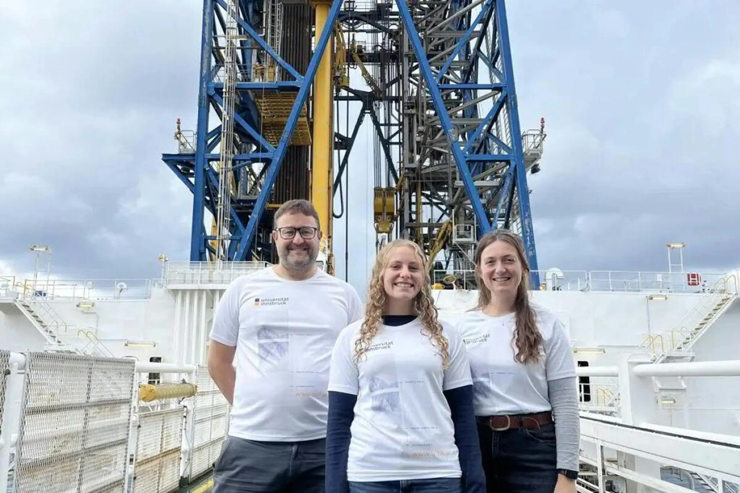 Geologe Michael Strasser (l.) mit Mitarbeiterinnen auf dem Bohrschiff