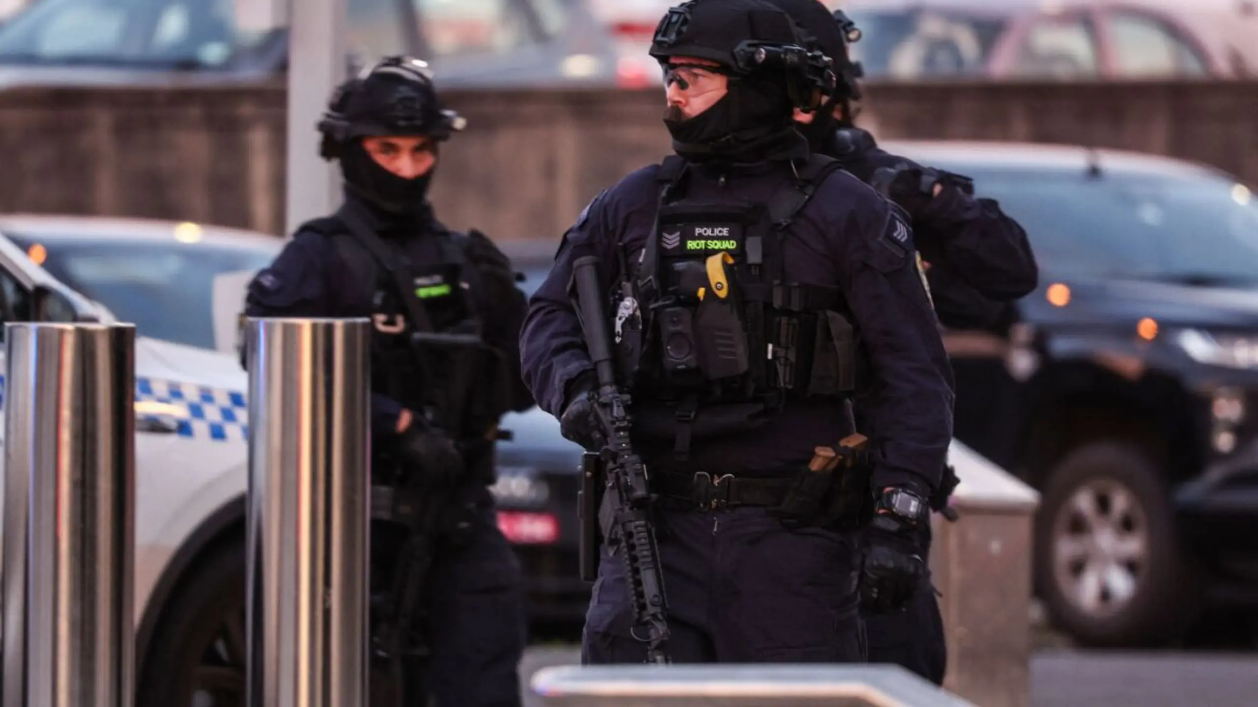 © APA/APA/AFP/DAVID GRAY Einsatzpolizei am Ort des Gewaltaktes