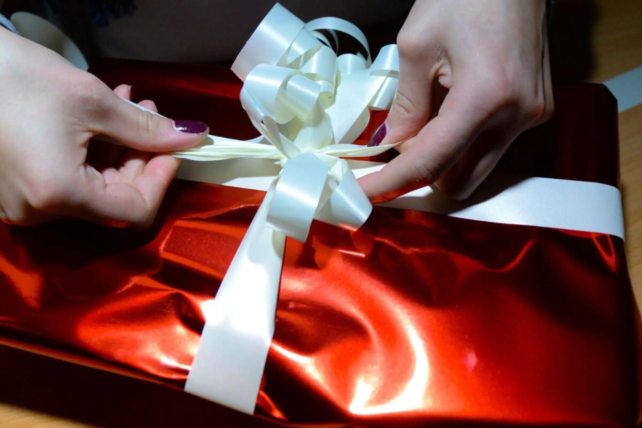 ++ ARCHIVBILD ++ Wirken verpackte Geschenke am Airport verdächtig, werden sie geöffnet