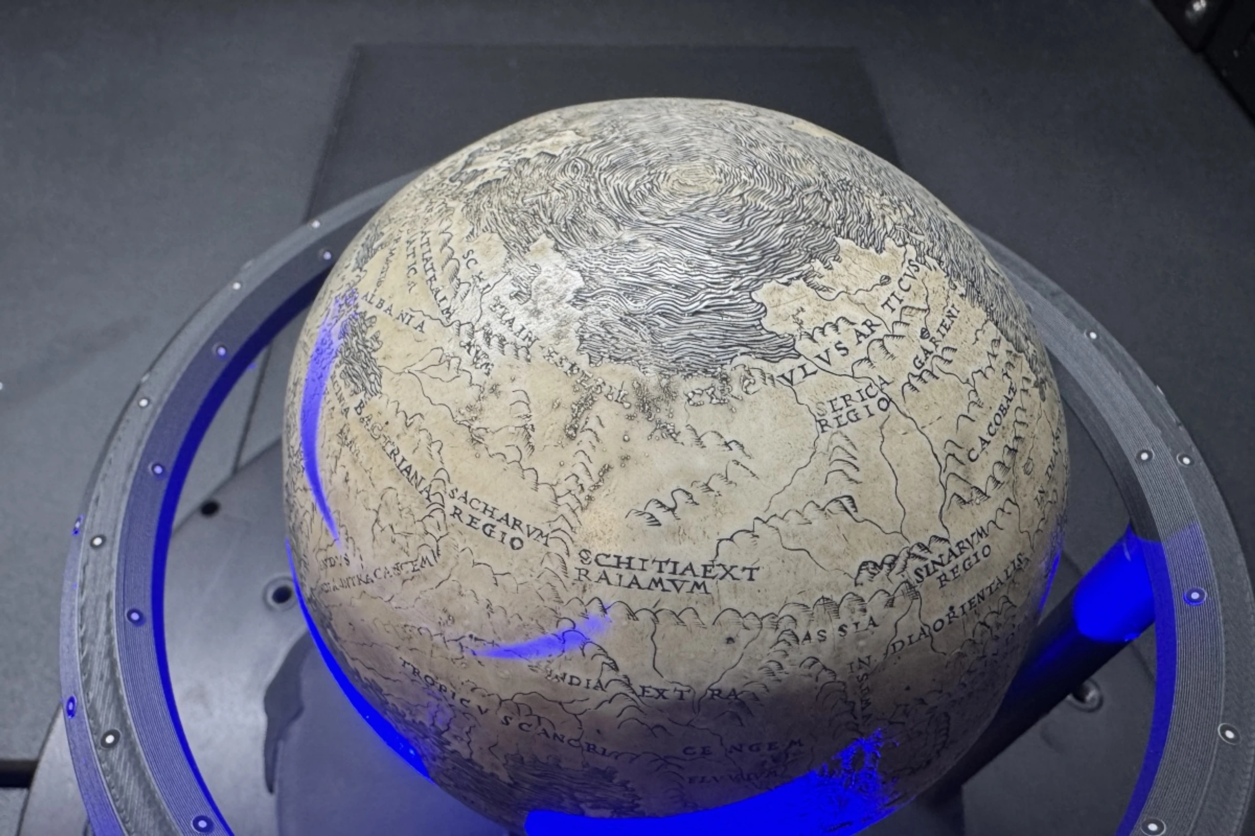 Der Globus wurde von da Vinci aus zwei Straußeneiern gefertigt