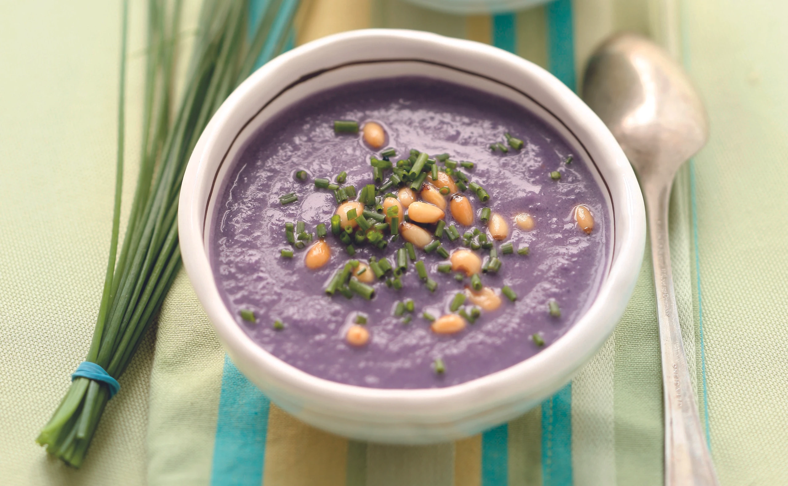 Rotkrautsuppe mit Pinienkernen