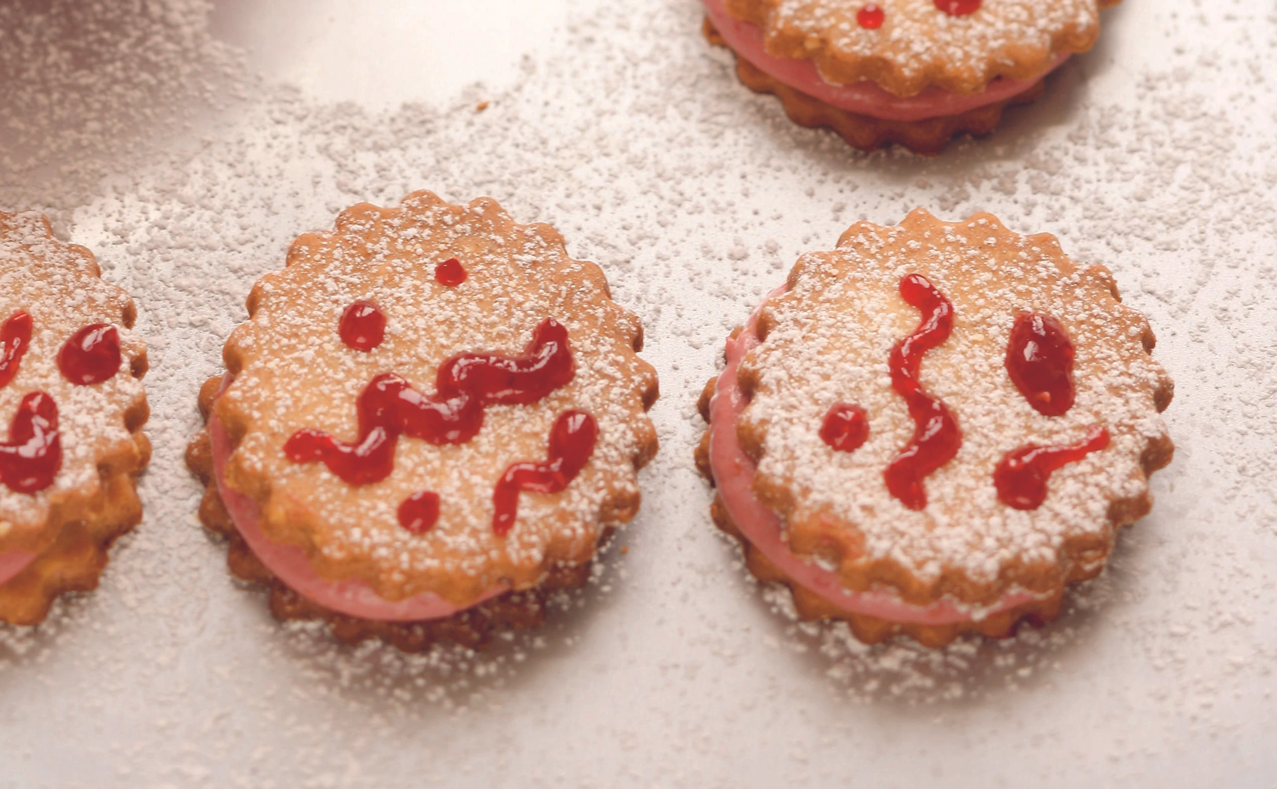 Mürbteig-Kekse mit Himbeerfülle