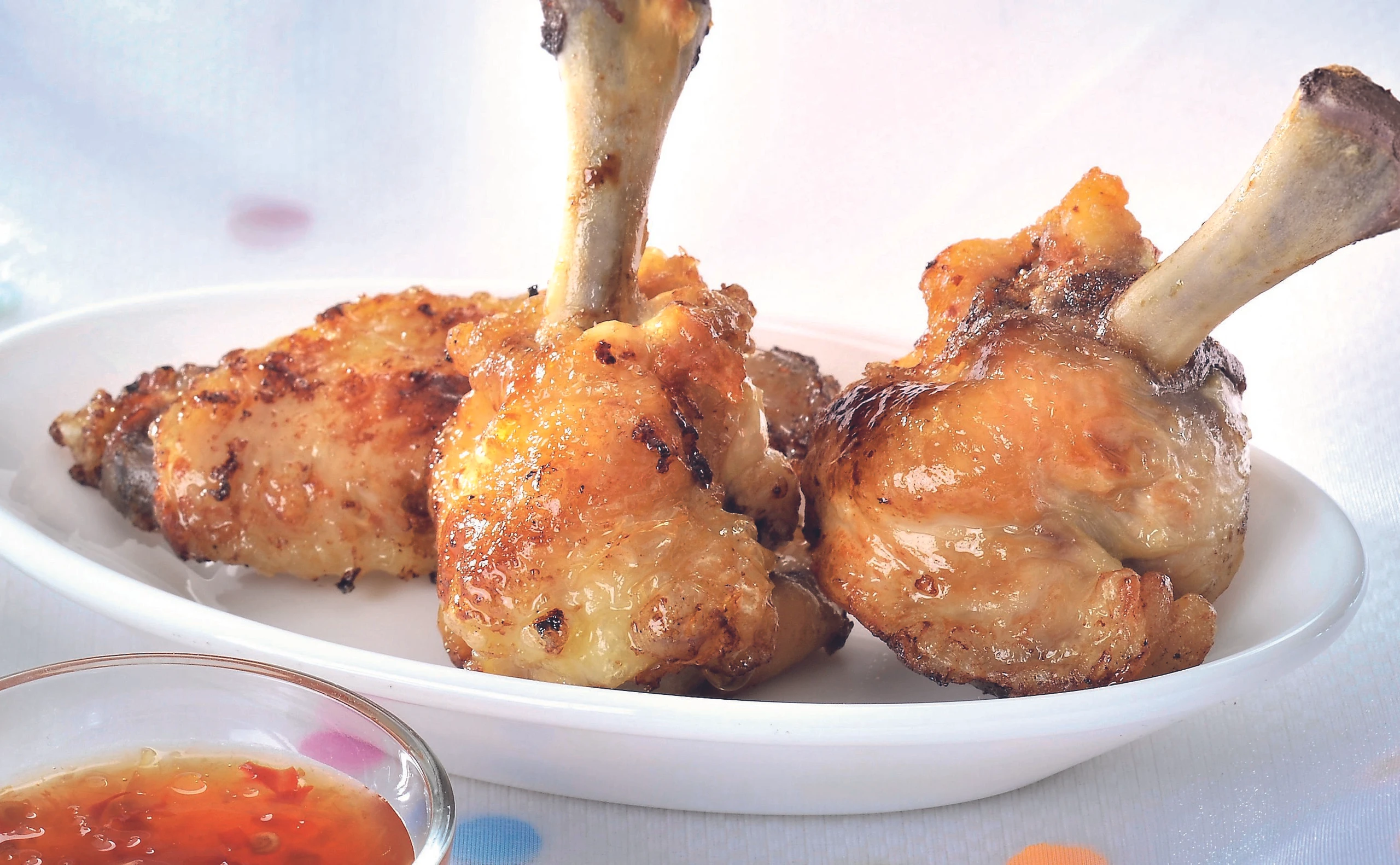 Knusprige Hühnerflügerl und -keulen