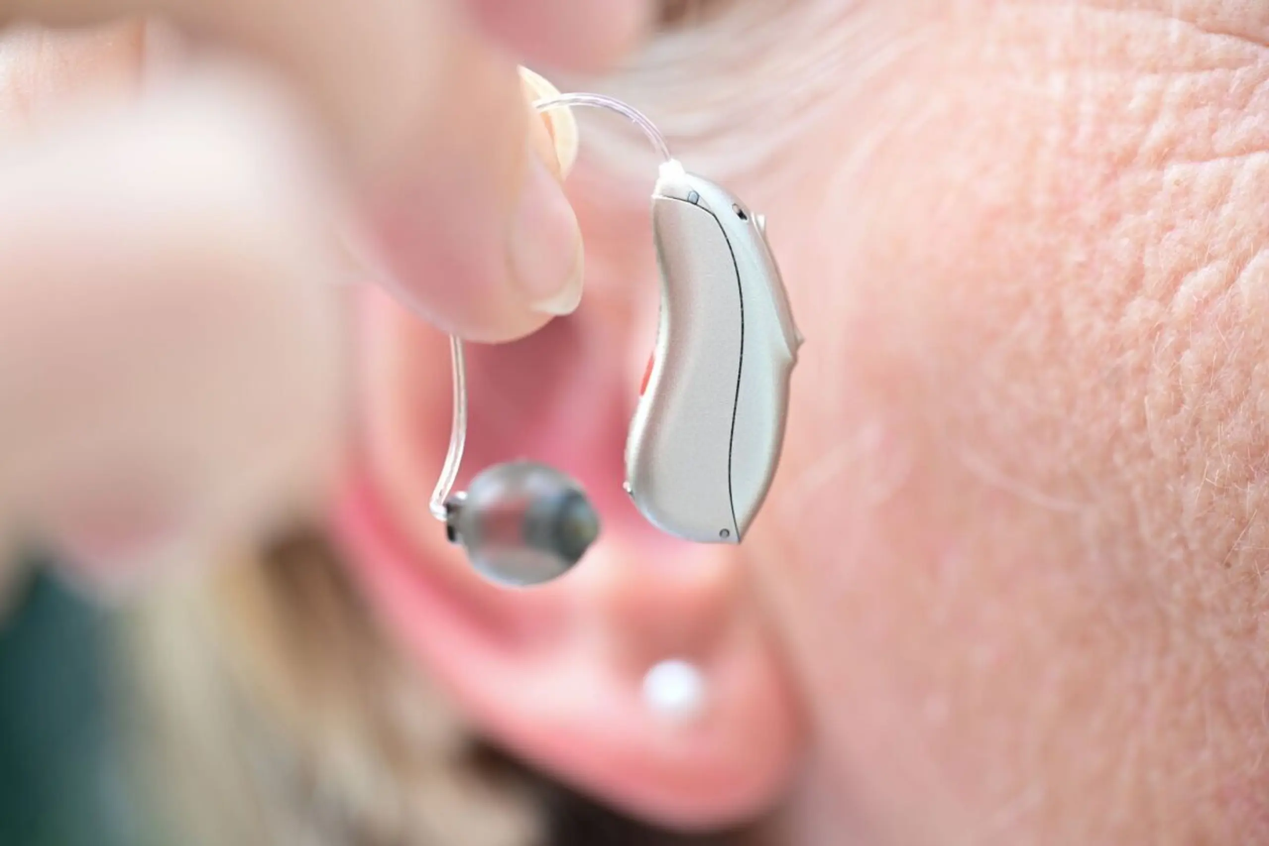 ++ ARCHIVBILD ++ Gepflegte Hörsysteme sorgen auch im Winter für zuverlässiges Hören