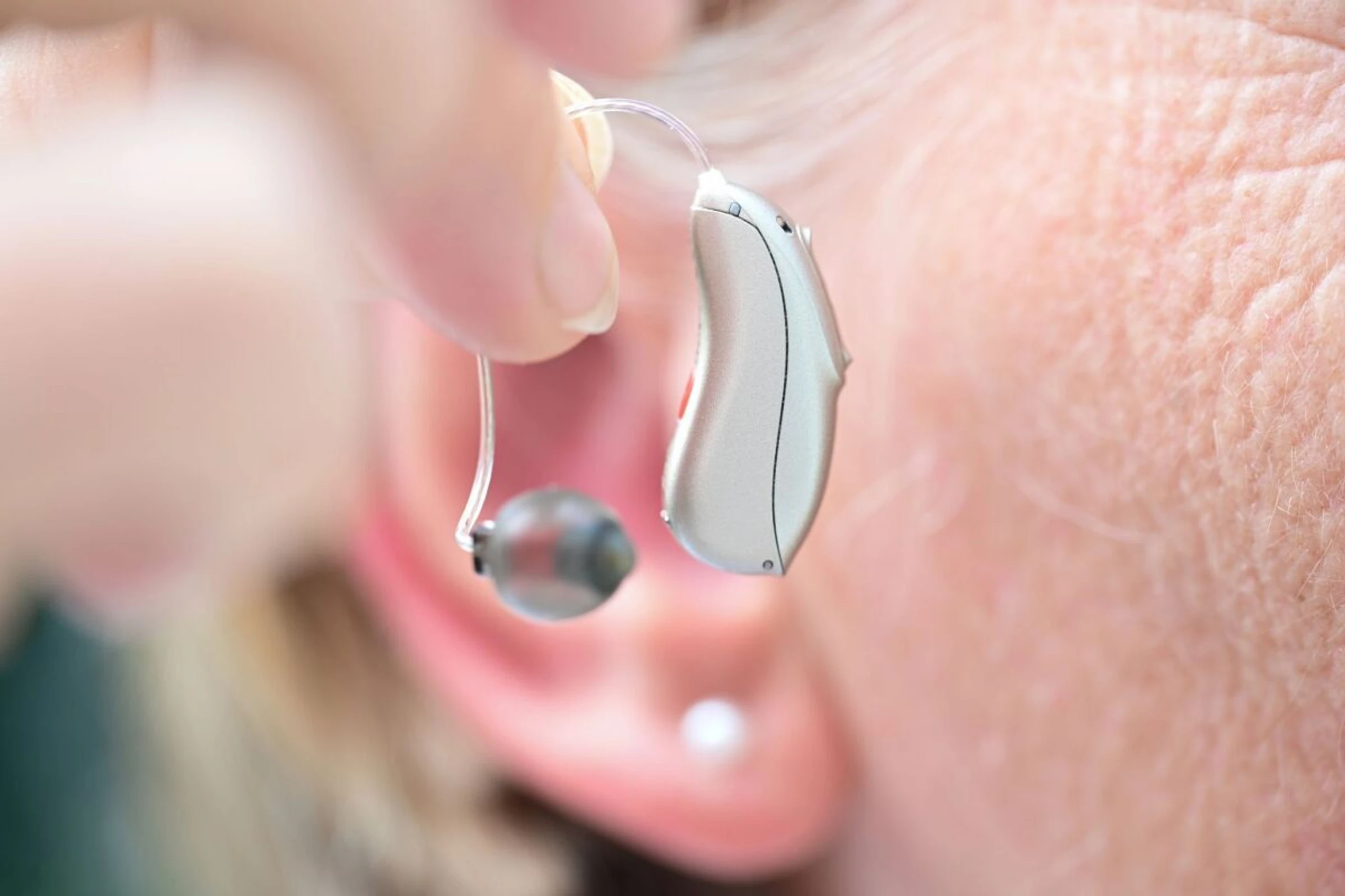 ++ ARCHIVBILD ++ Gepflegte Hörsysteme sorgen auch im Winter für zuverlässiges Hören