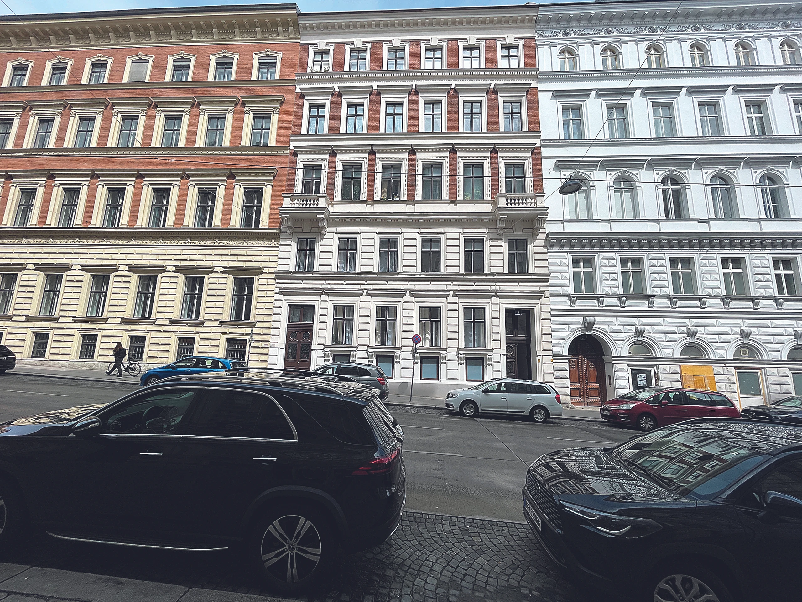 © PLENUS Immobilien Blurred image background