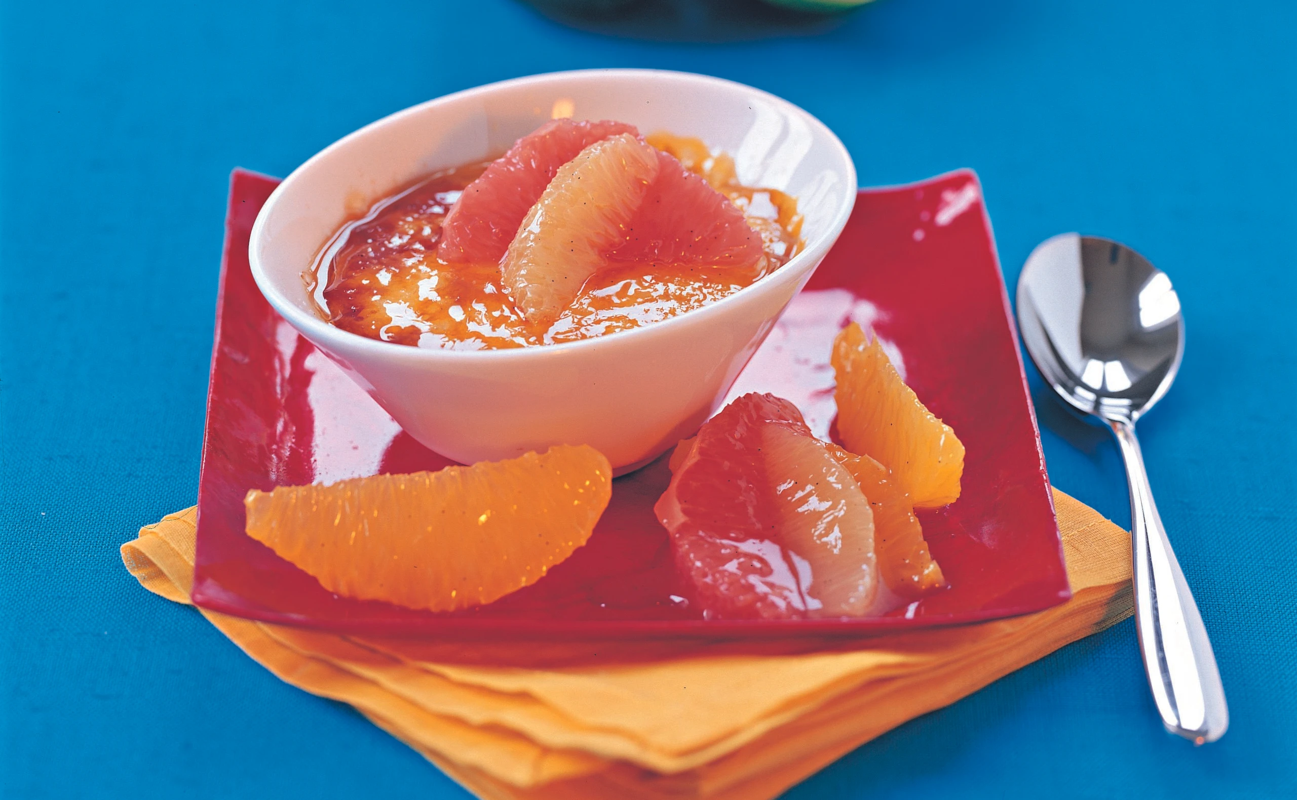 Karamellisiertes Grießkoch mit Zitrussalat