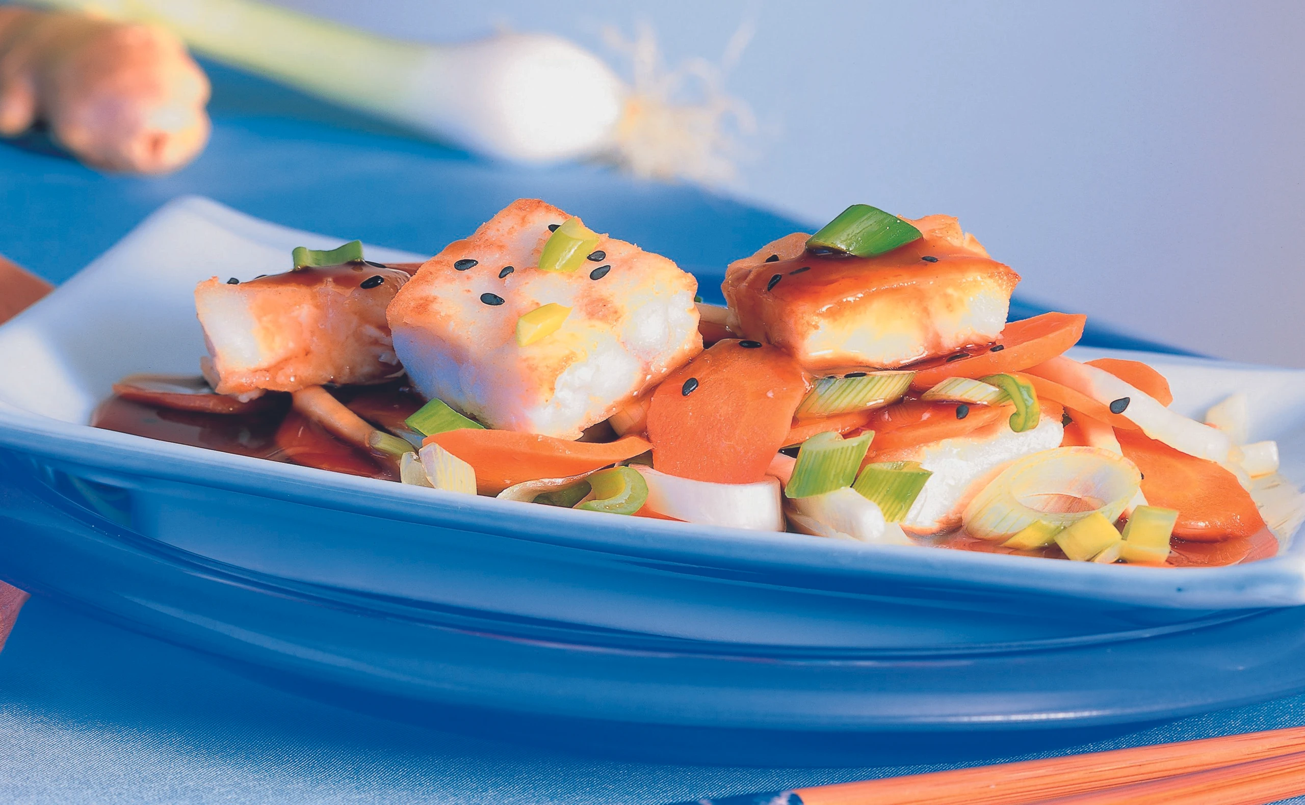 Chinesischer Fisch mit Karotten, Jungzwiebeln und Sellerie