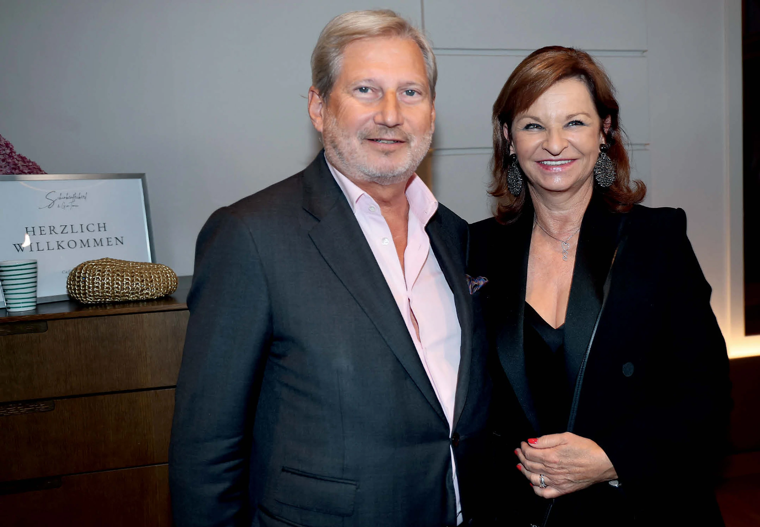 Hahn & Riess: Er kommt, sie geht