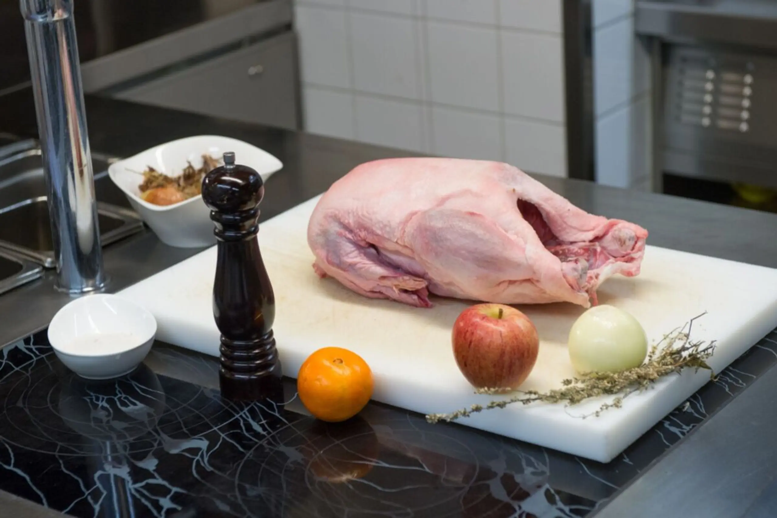 ++ ARCHIVBILD ++ Nach dem vollständigen Auftauen sollte man die Gans direkt zubereiten