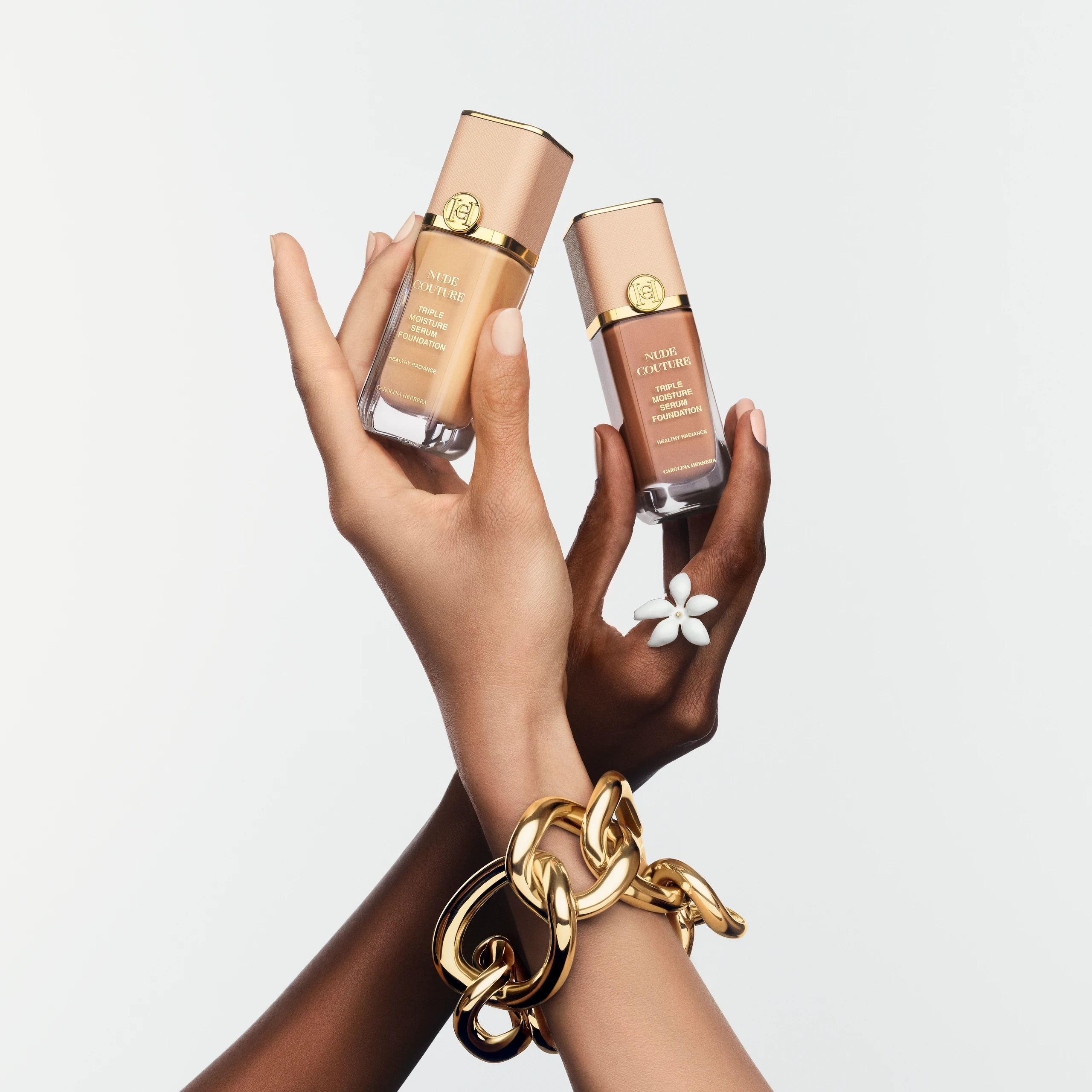 © Caroline Herrera Blurred image background