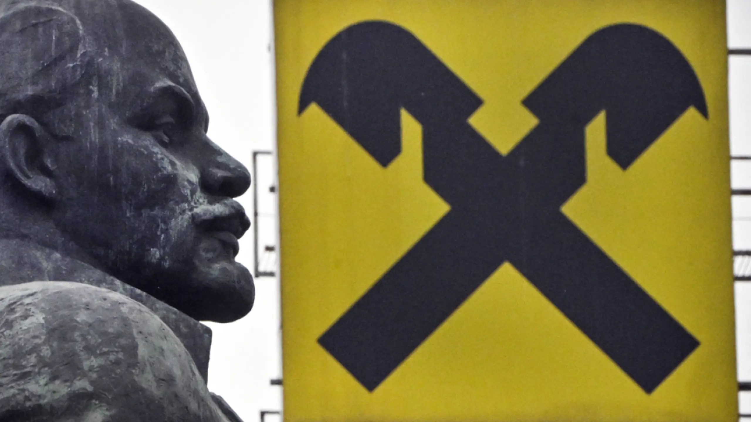 © APA/APA/AFP/ALEXANDER NEMENOV Die RBI-Tochter bildet eine Rückstellung