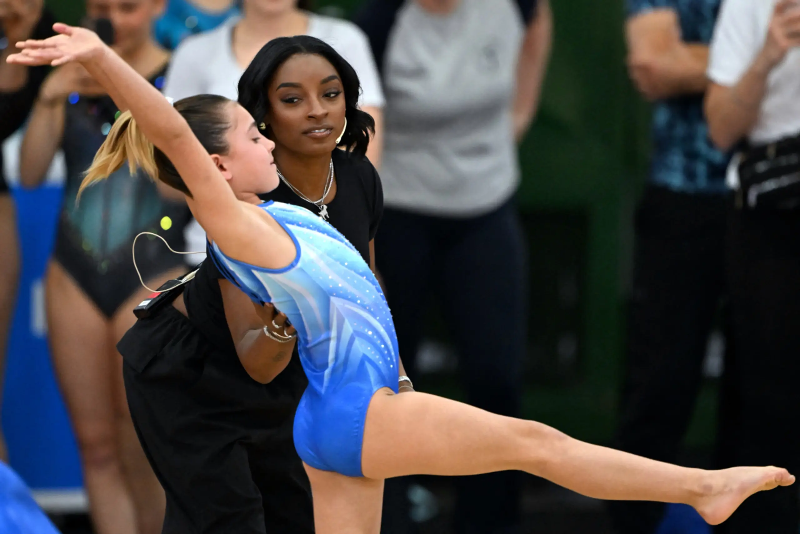 Spitzenturnerin Simone Biles leitet ein Nachwuchstalent an
