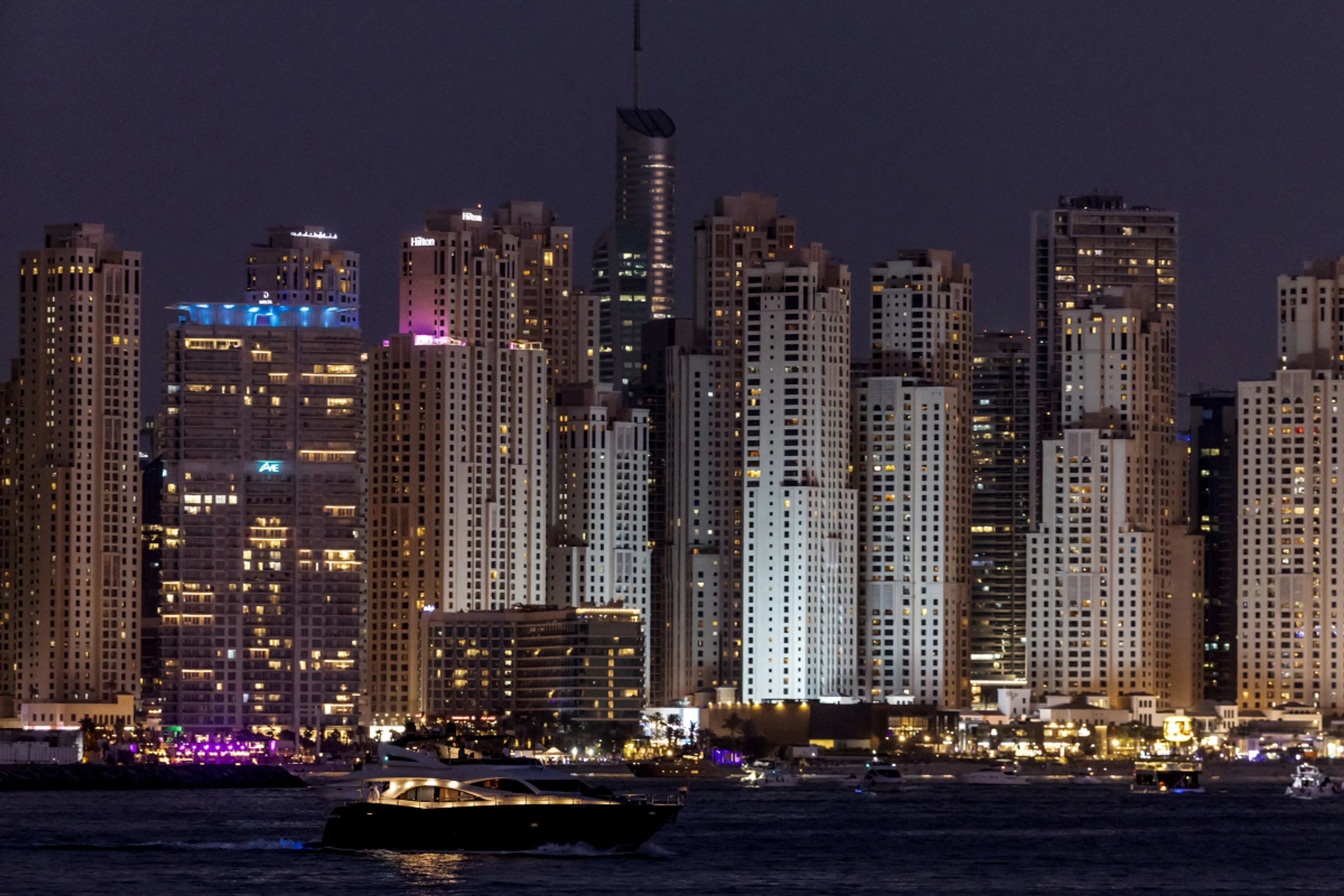 In Dubai Pumpwagen unterwegs, um überflutete Straßen freizumachen
