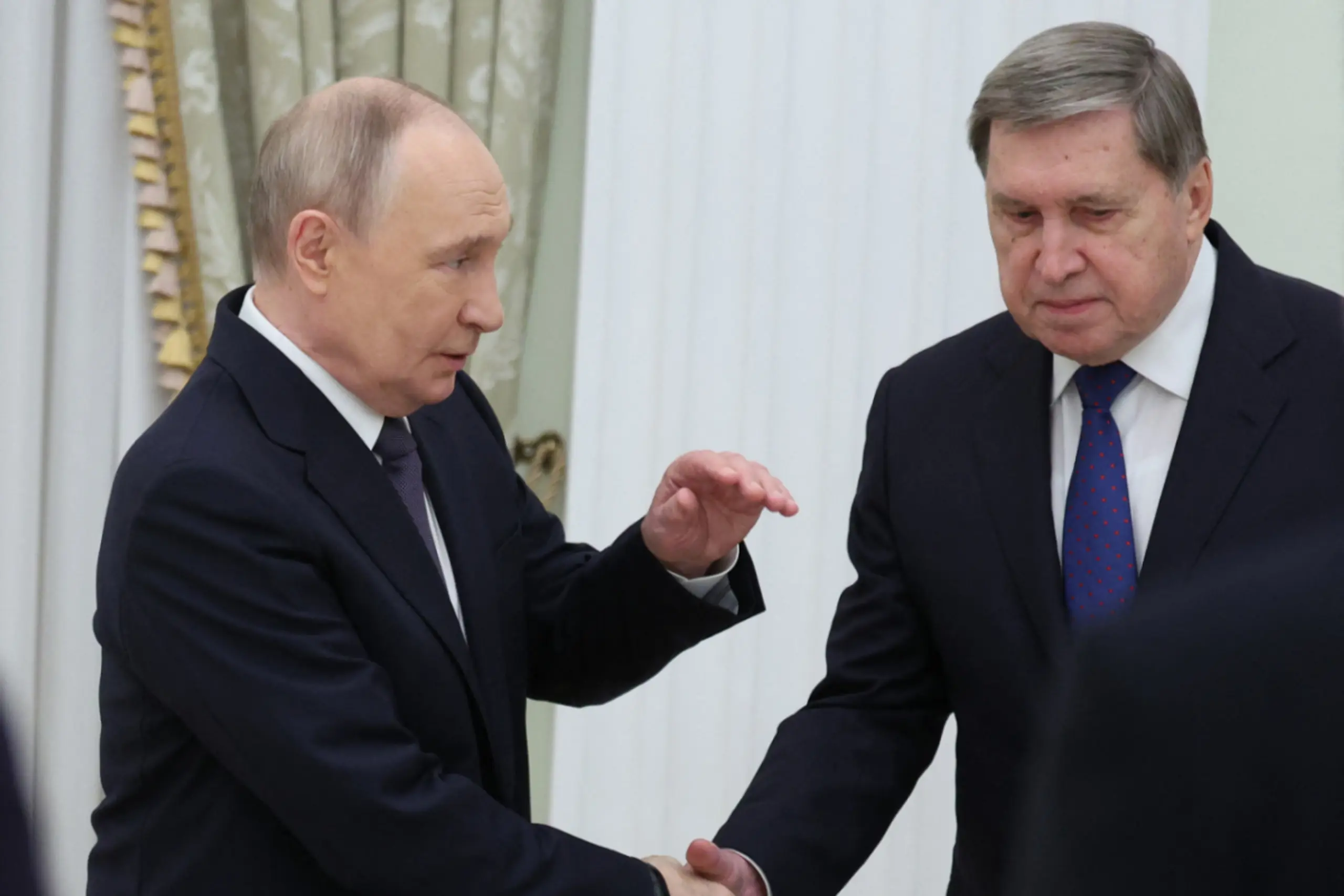 Putin schickt seinen Berater Uschakow (r.) für Verhandlungen in die USA