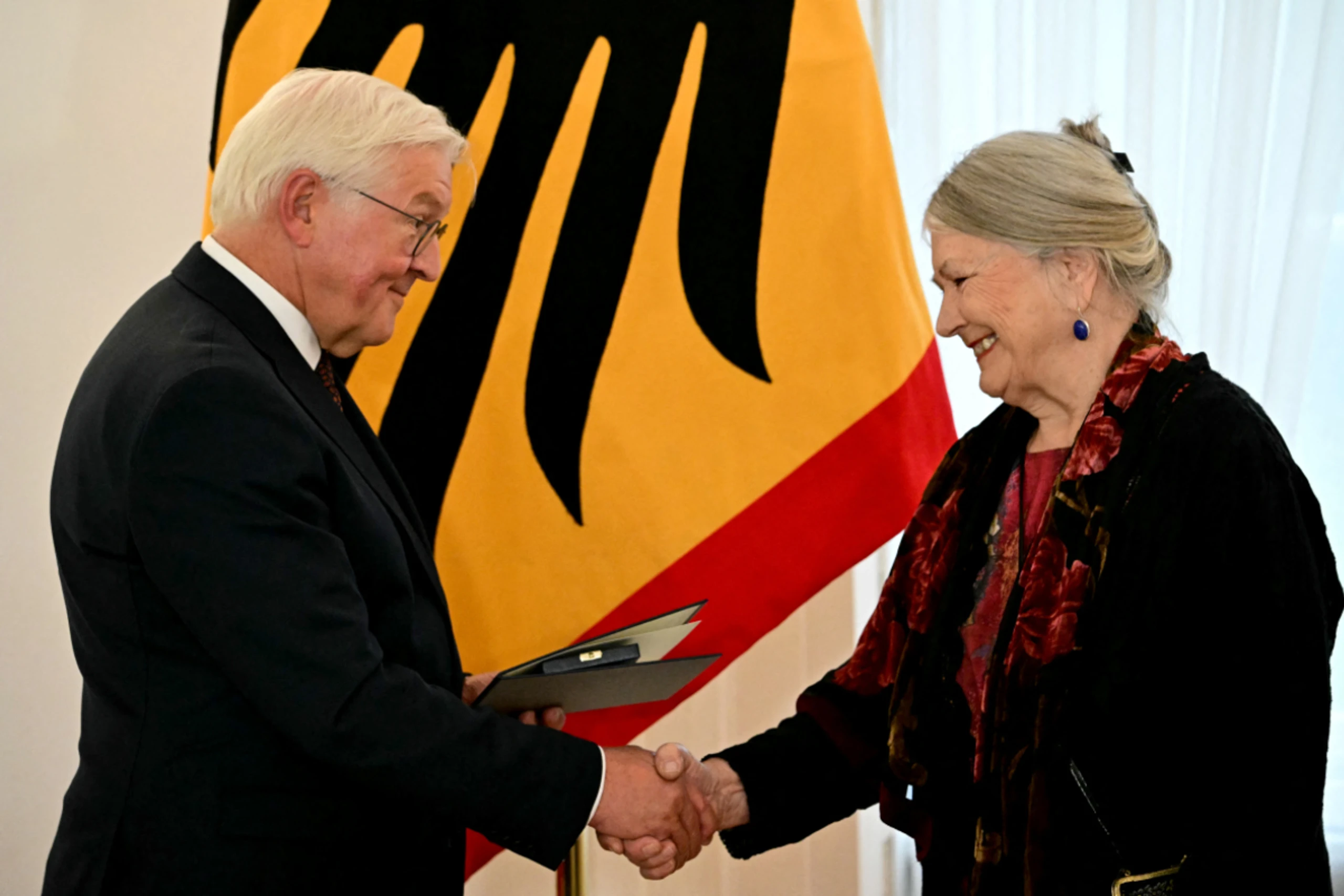Helga Schubert mit dem deutschen Bundespräsidenten Walter Steinmeier
