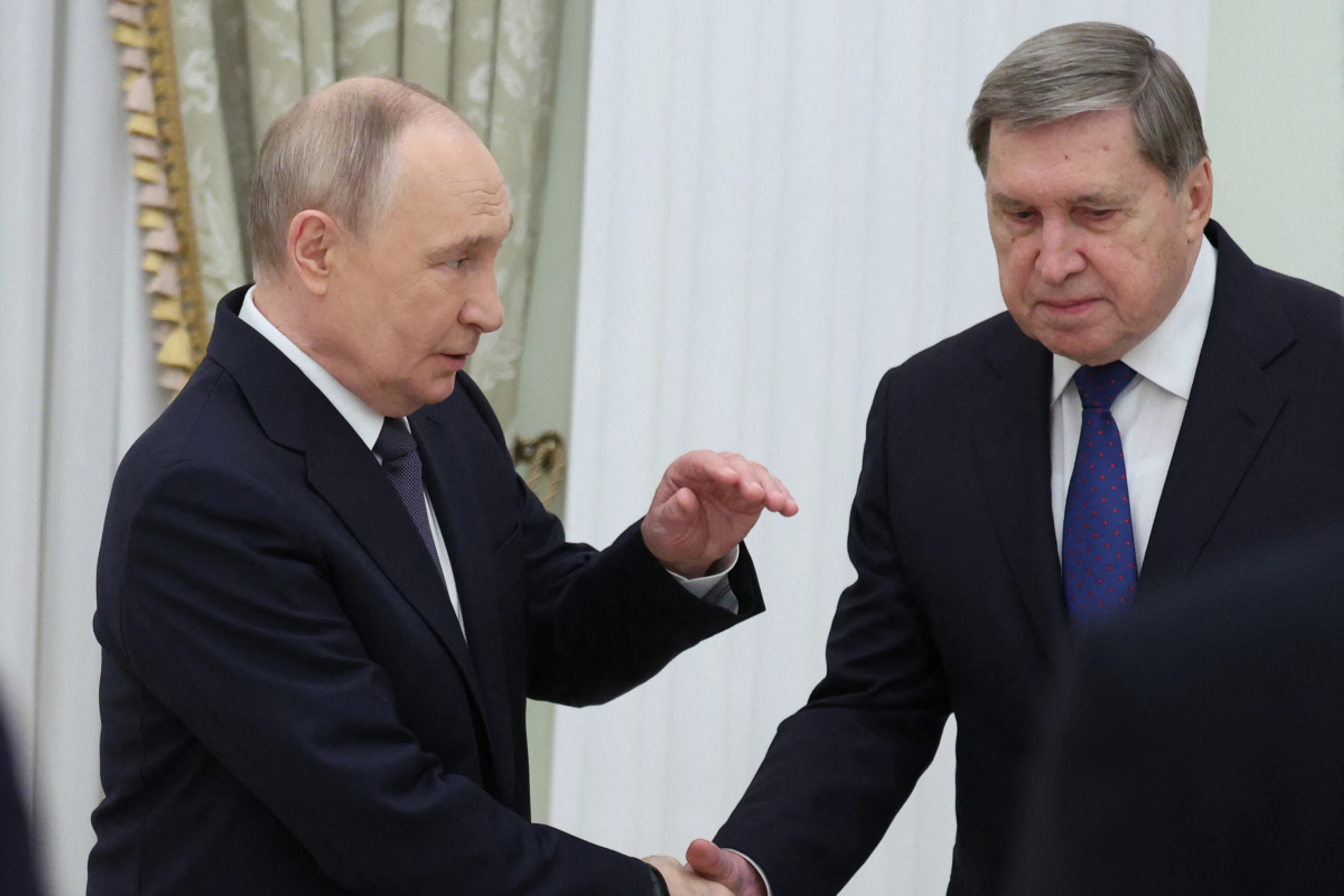 Kreml-Berater Uschakow (r.) dementiert direkte  Verhandlungen mit Kiew