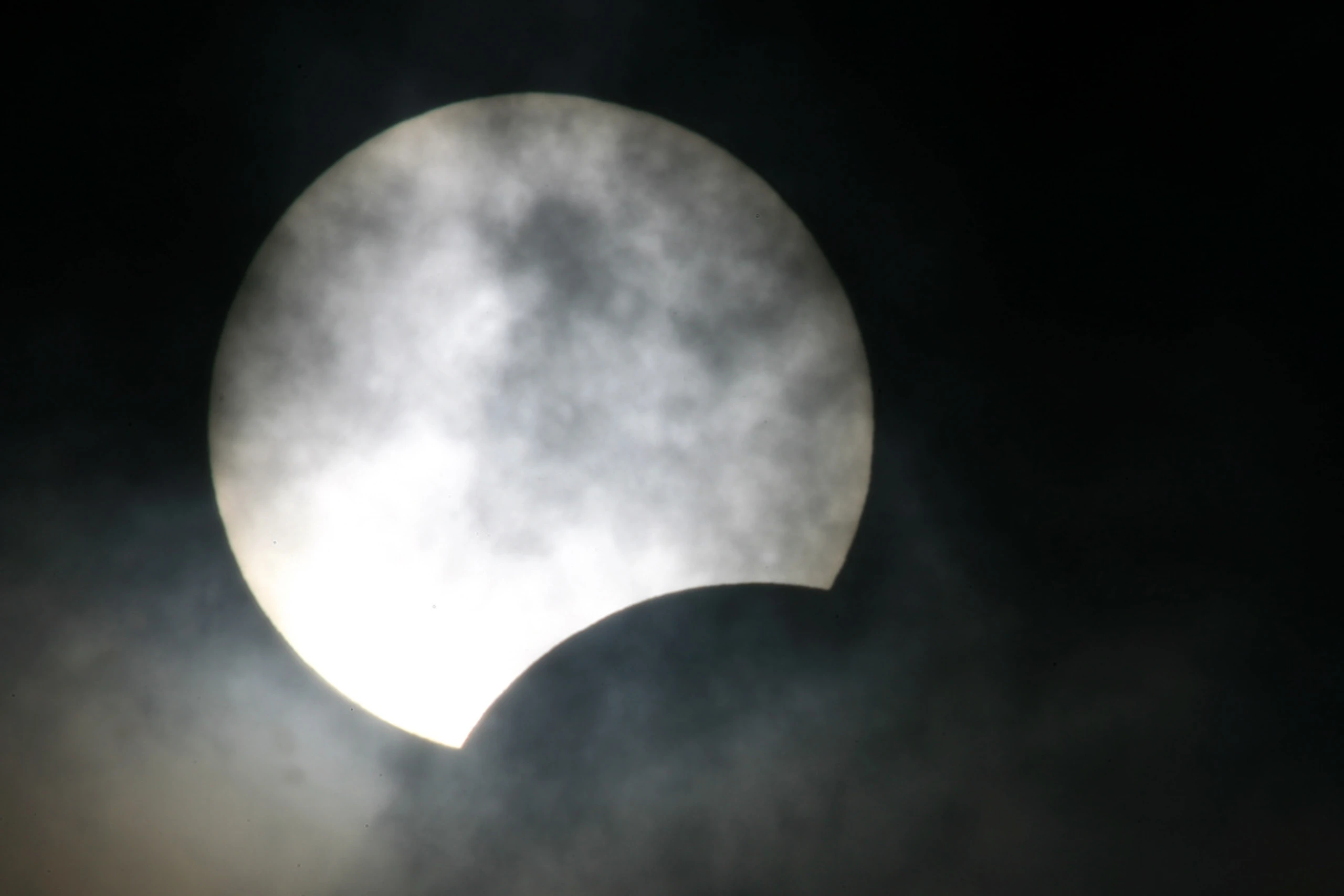 Partielle Sonnenfinsternis am 12. 8. als Höhepunkt des Astronomiejahrs