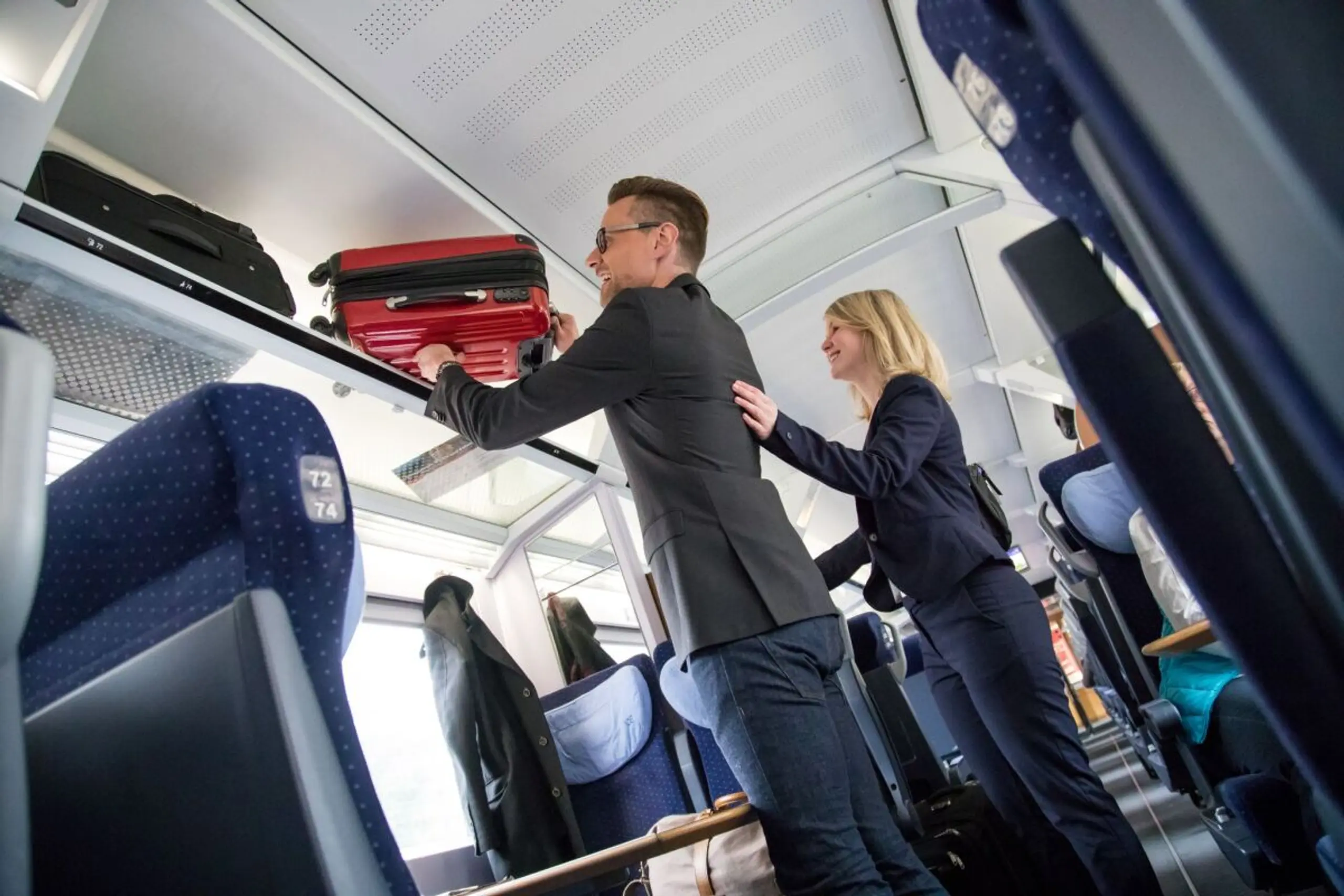 In den Fernzügen können große Koffer nicht immer mit zum Sitzplatz