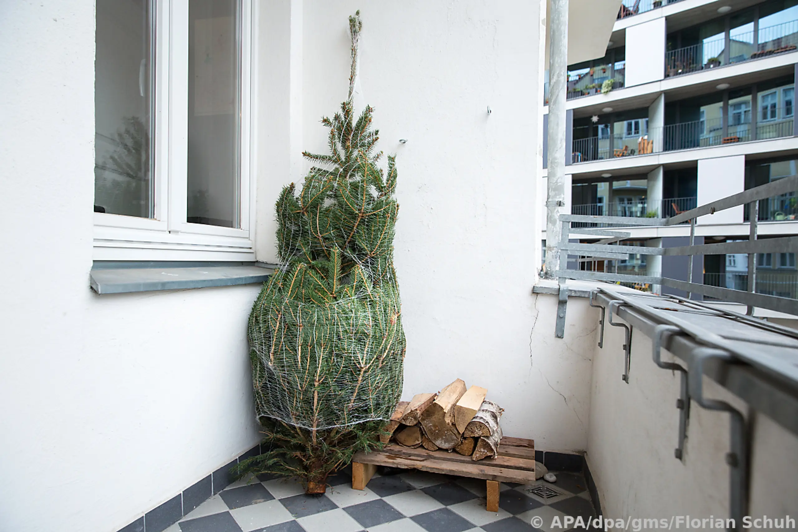 Ein künstlicher Christbaum stellt eine Alternative dar