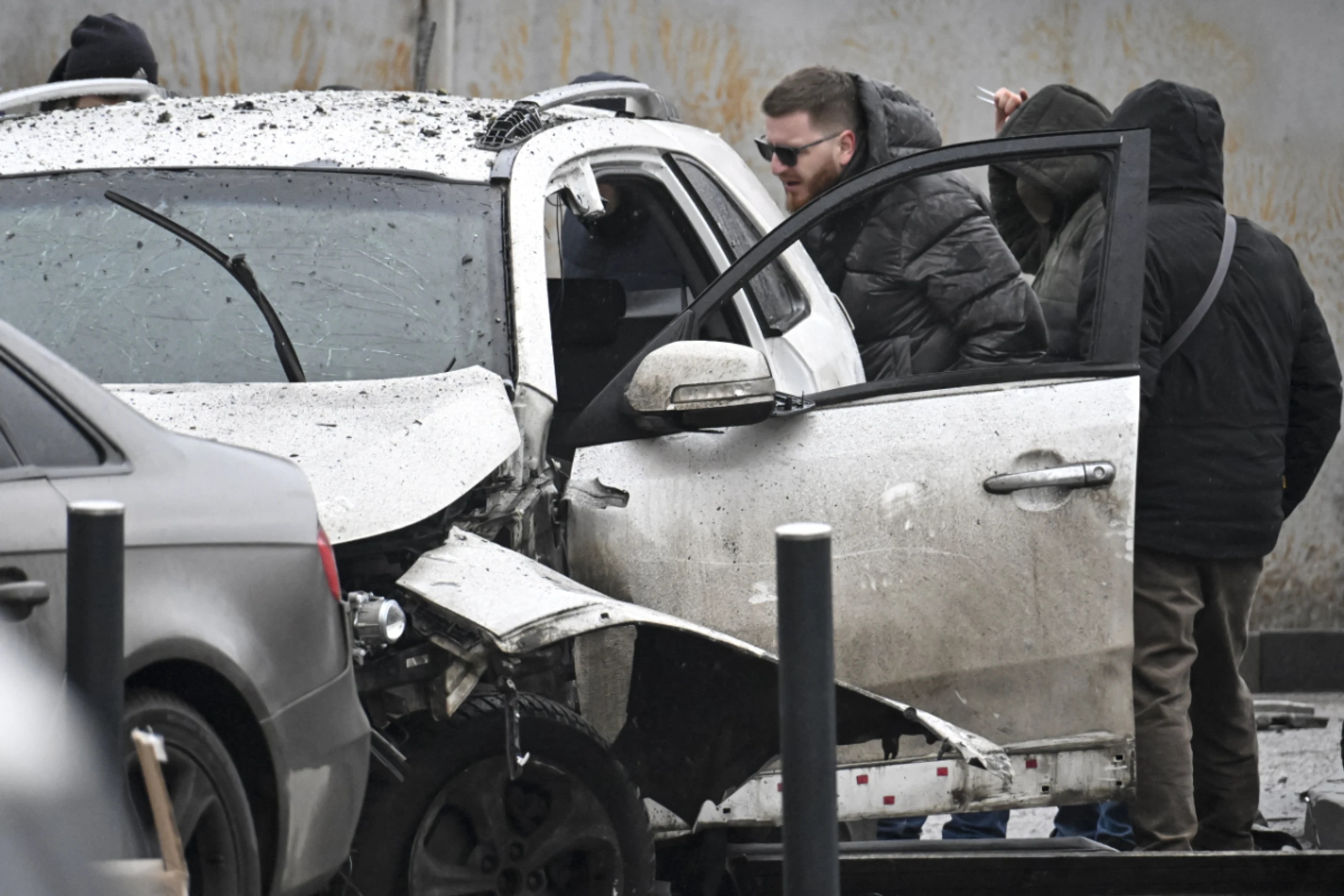 Ermittler untersuchen das Autowrack