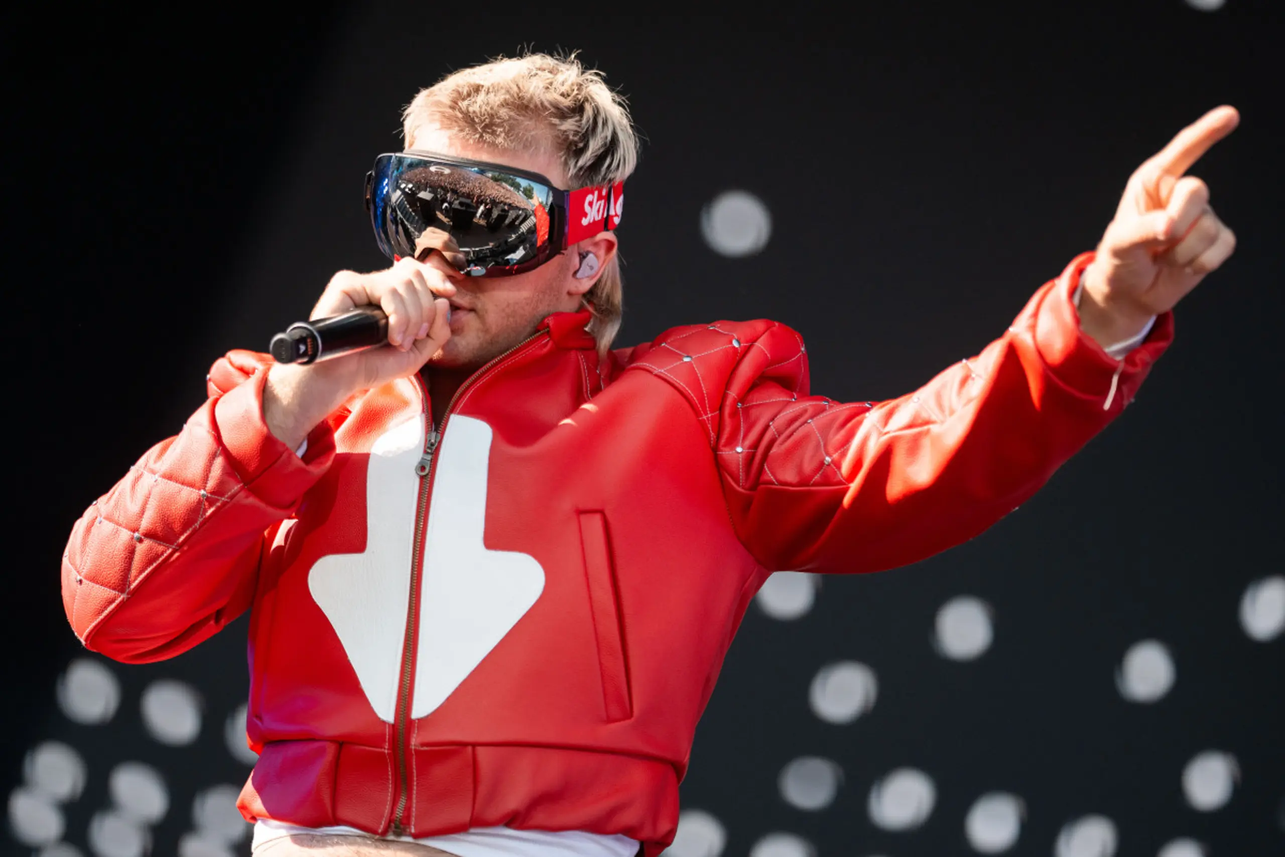 Ski Aggu ist für seine Skibrille und Rap auf Technobeats bekannt