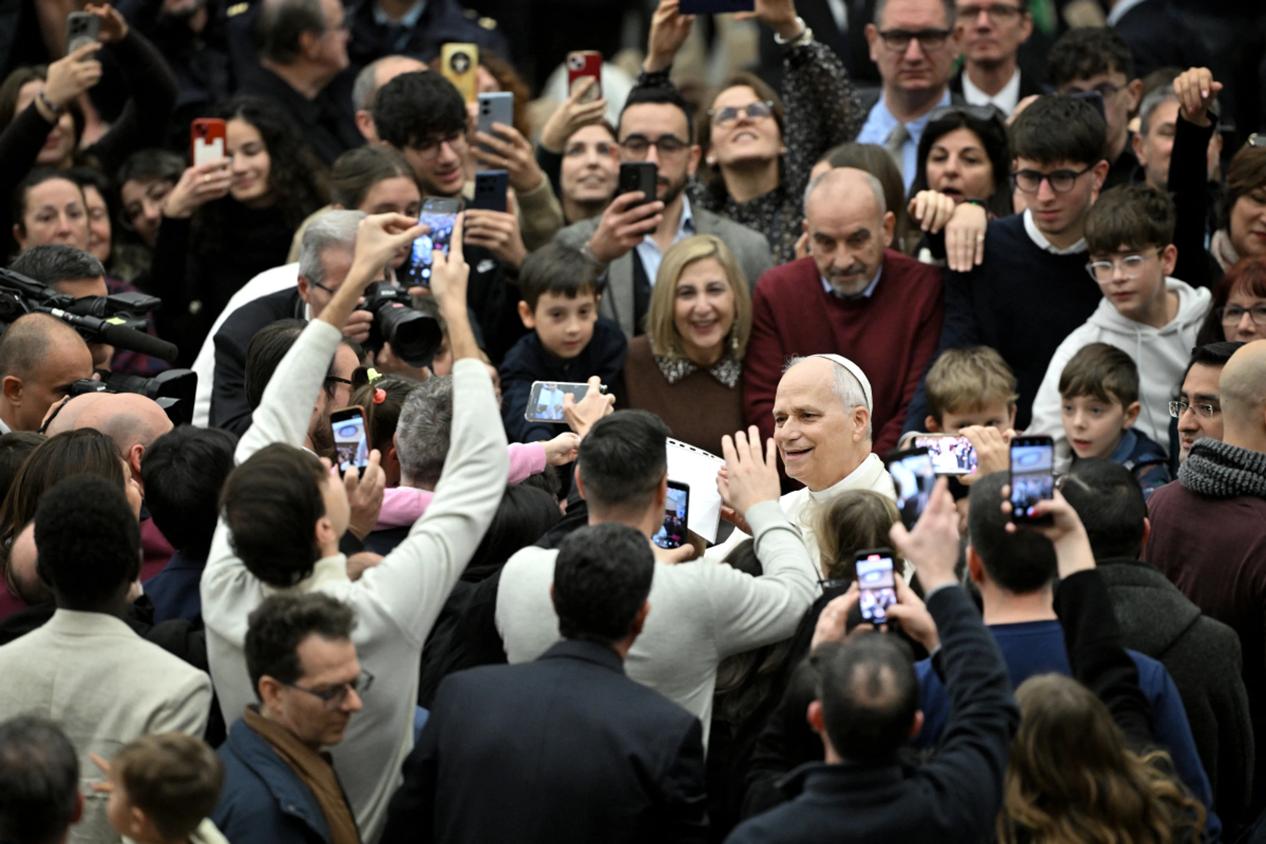 Heiliger Vater inmitten von Gläubigen