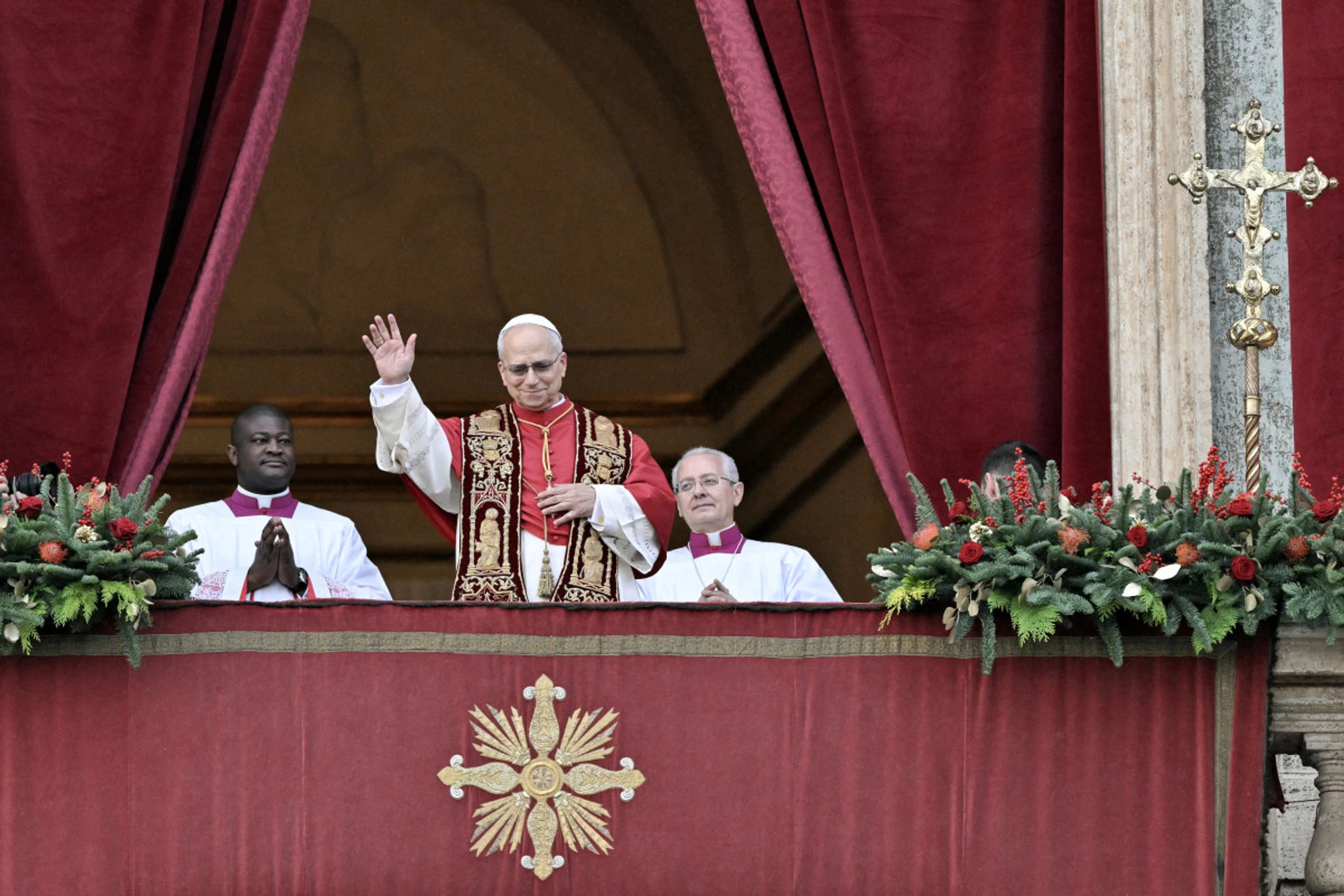 Papst Leo XIV. spricht den Segen am Petersplatz