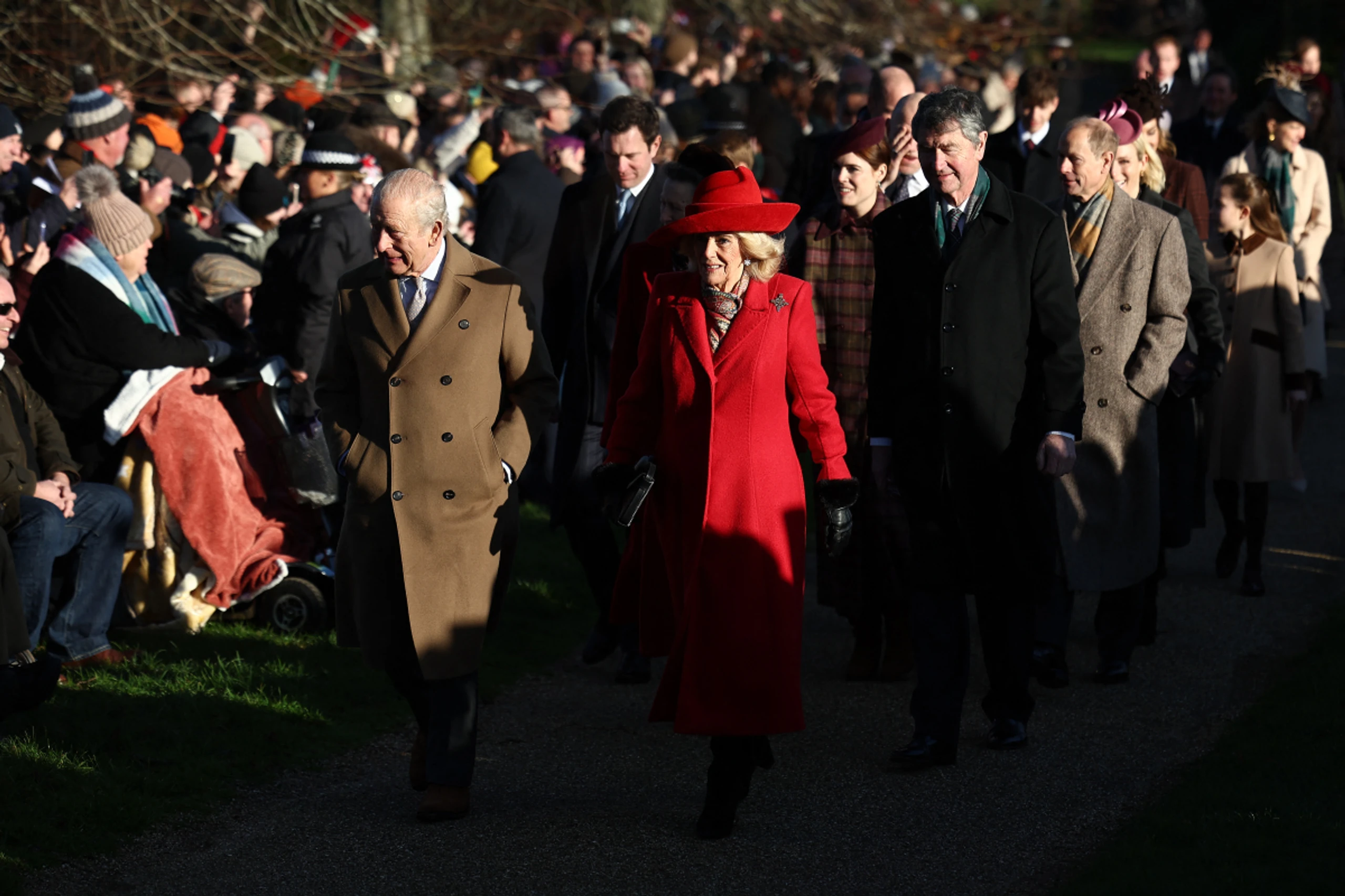 Zahlreiche Schaulustige sahen die Royals auf dem Weg in die Kirche
