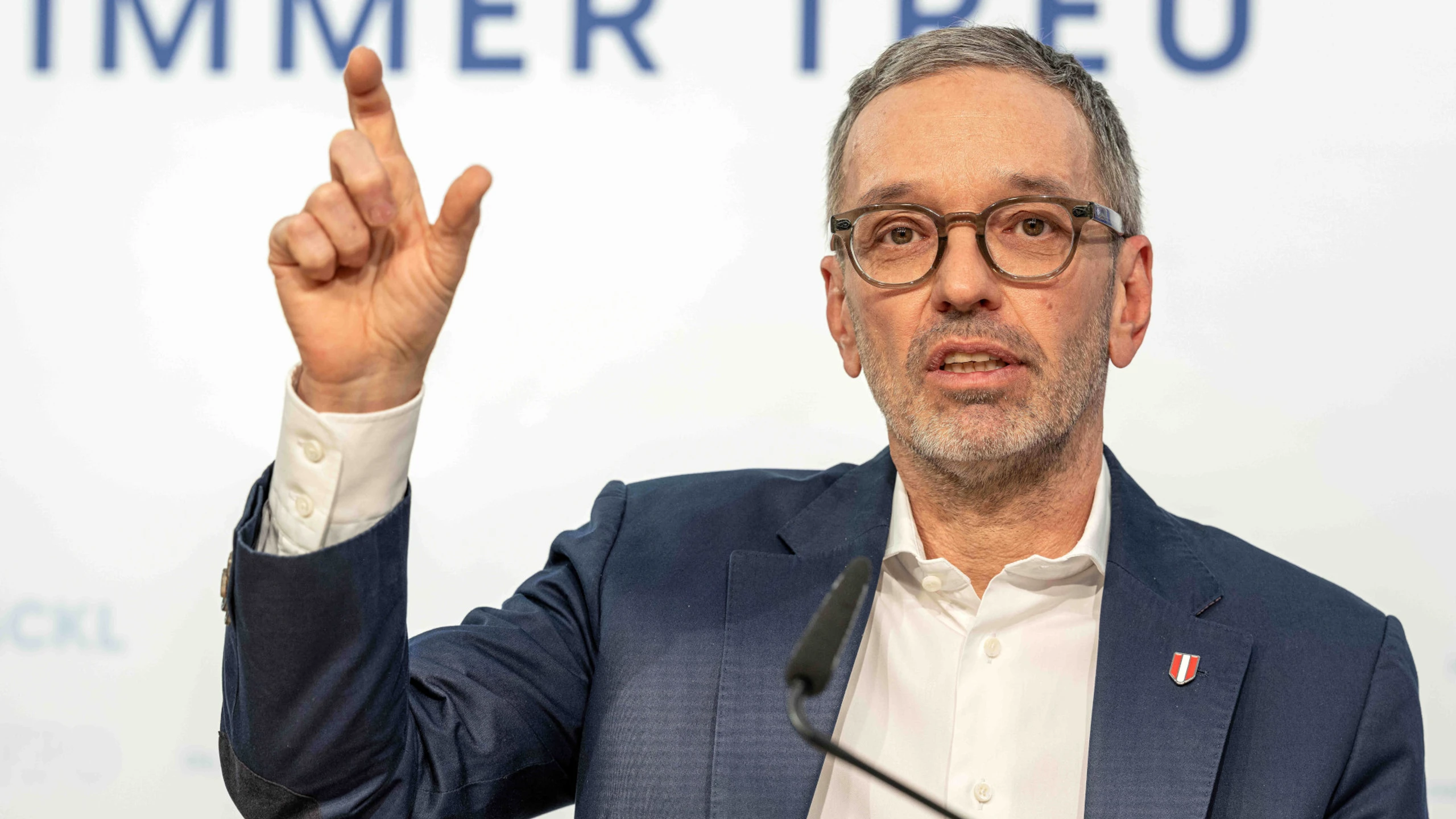 FPÖ in Umfragen stärker als ÖVP und SPÖ zusammen