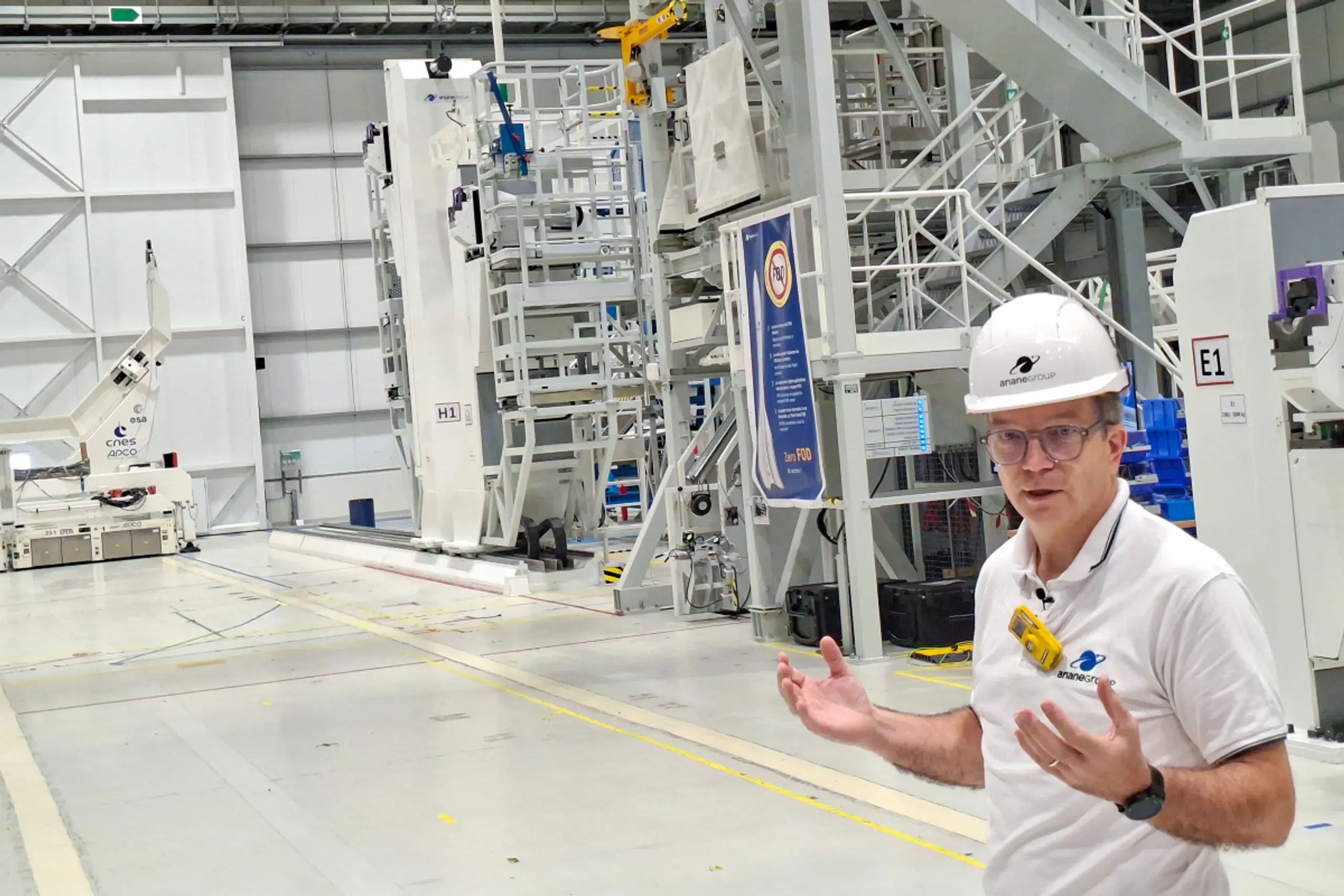 Rolf von der Arianegroup im Montagegebäude der Trägerrakete