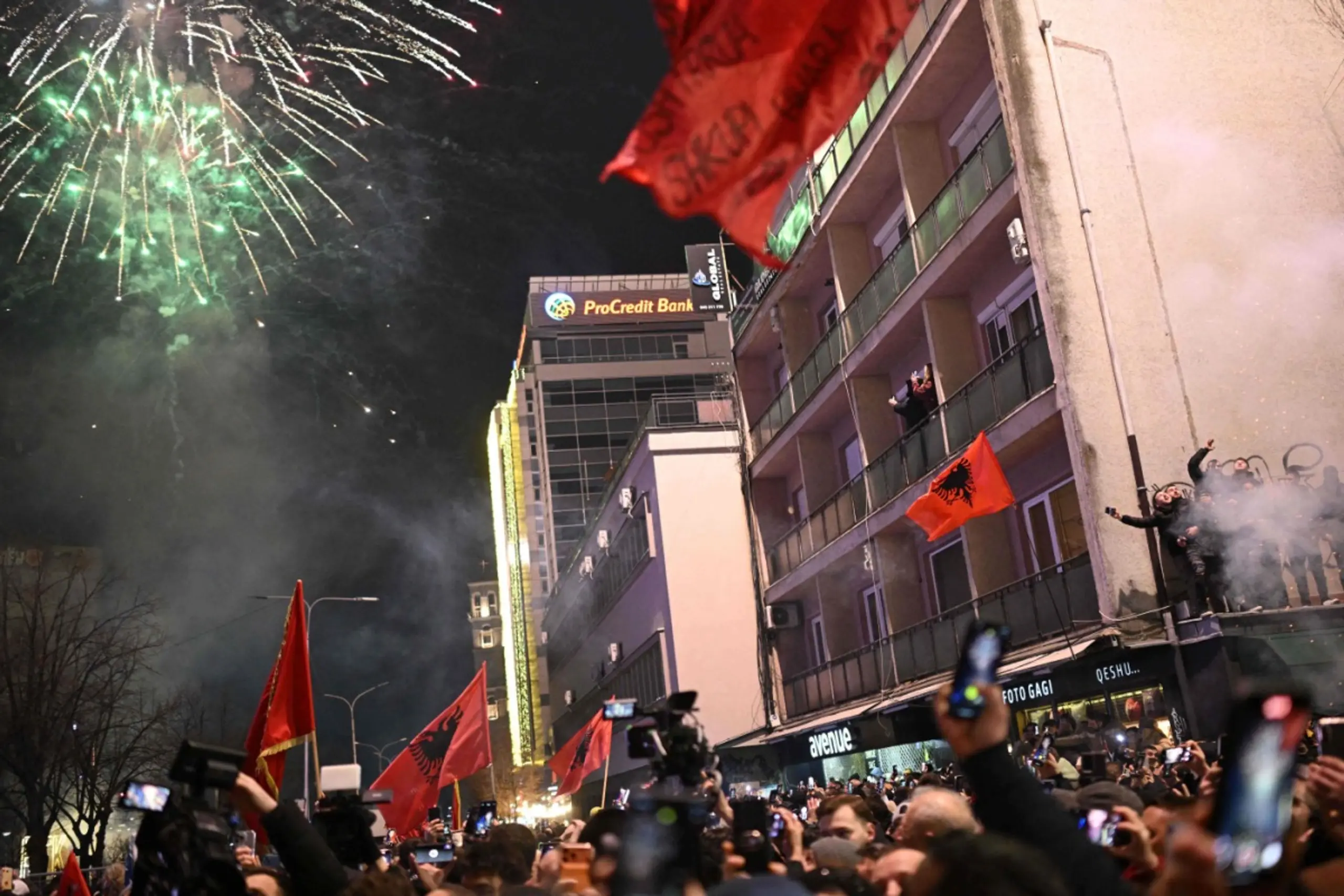 Anhänger der Regierungspartei feiern in Pristina