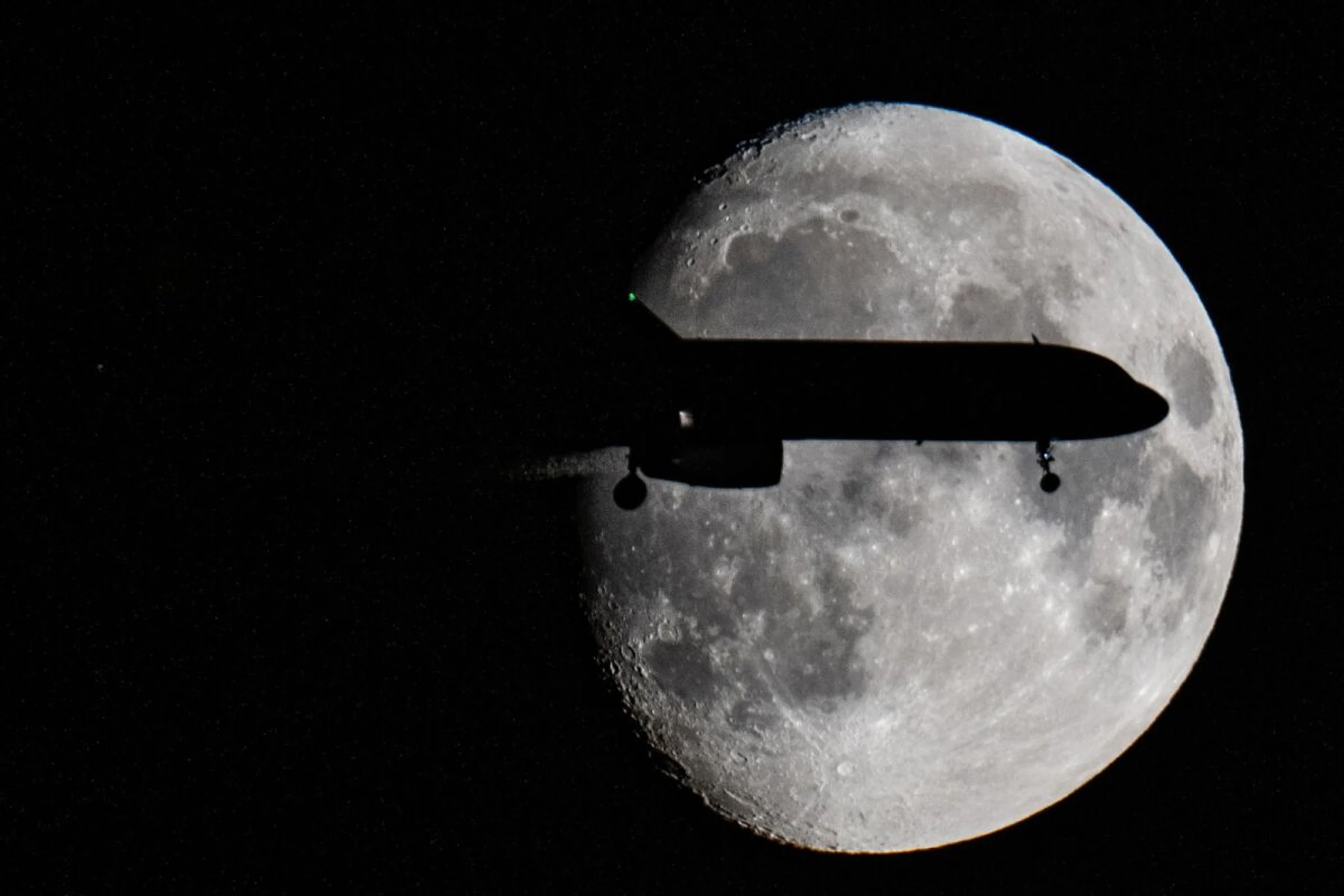 ++ ARCHIVBILD ++ Ein paar Stunden im Flieger - und plötzlich ist wieder 2025