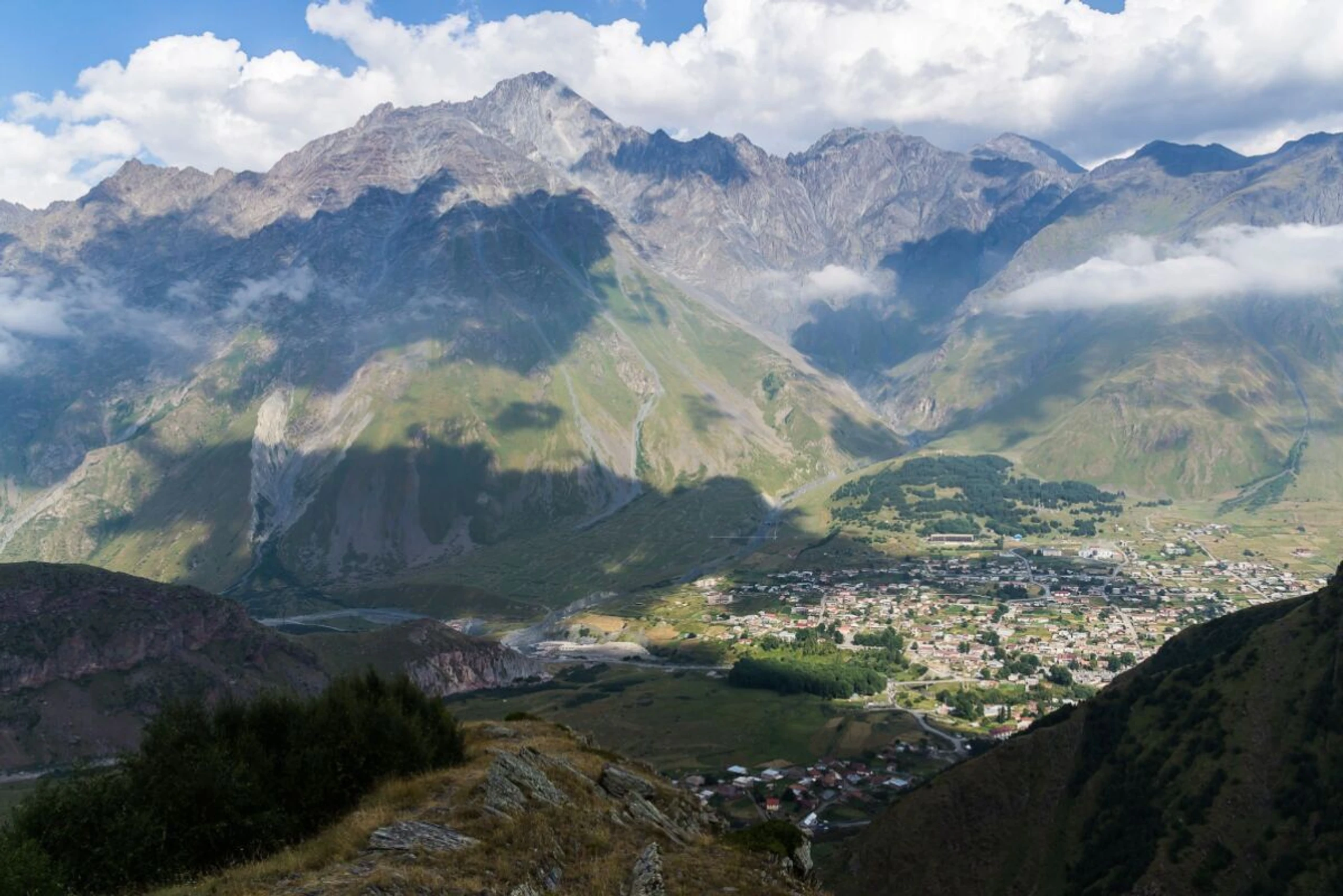 ++ ARCHIVBILD ++ Beliebtes Reiseziel: Bergdorf Stepanzminda im Großen Kaukasus