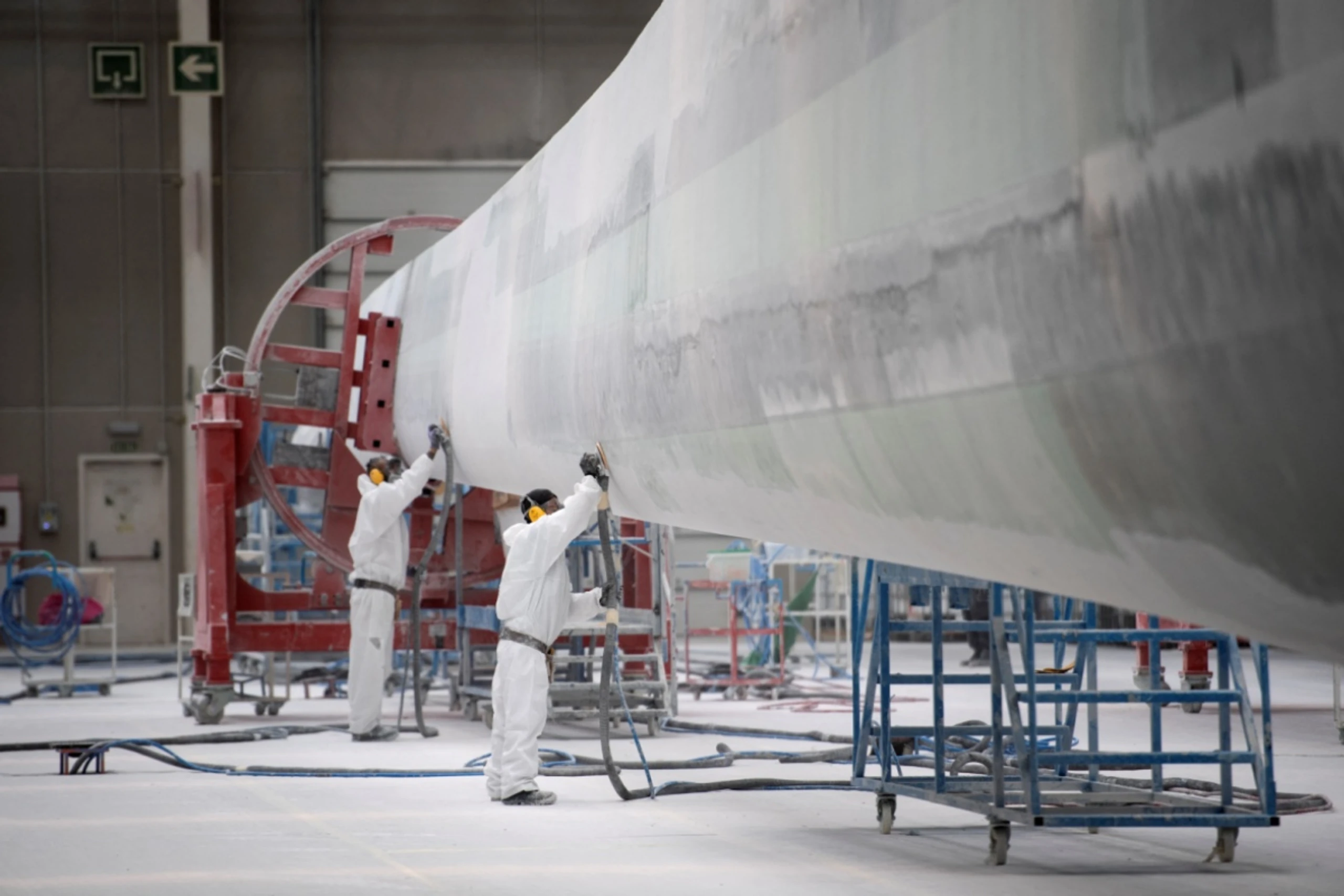 Zwei Arbeiter im Nordex-Werk in Spanien