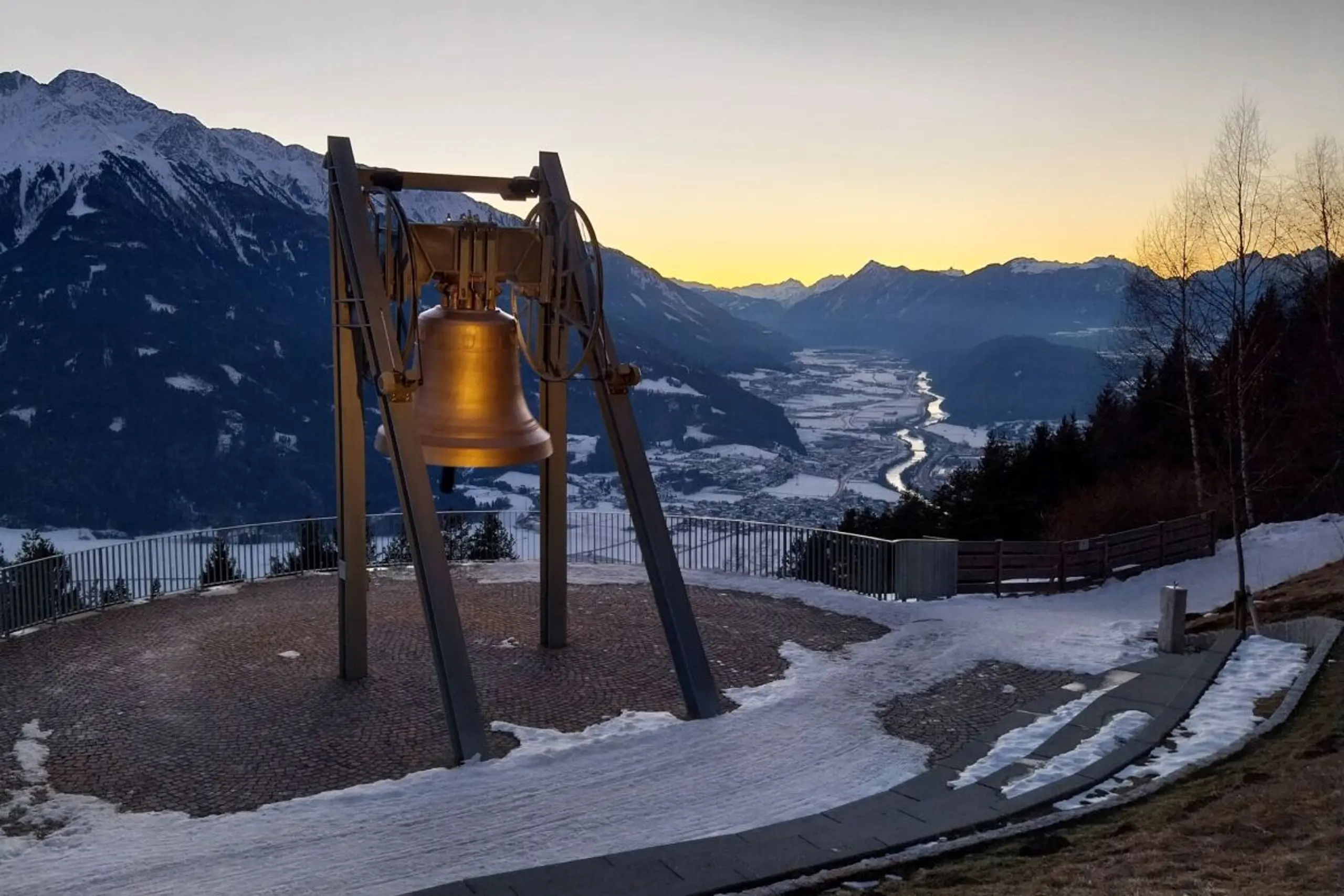 Als Denkmal errichtet: die Friedensglocke im Dorf Mösern