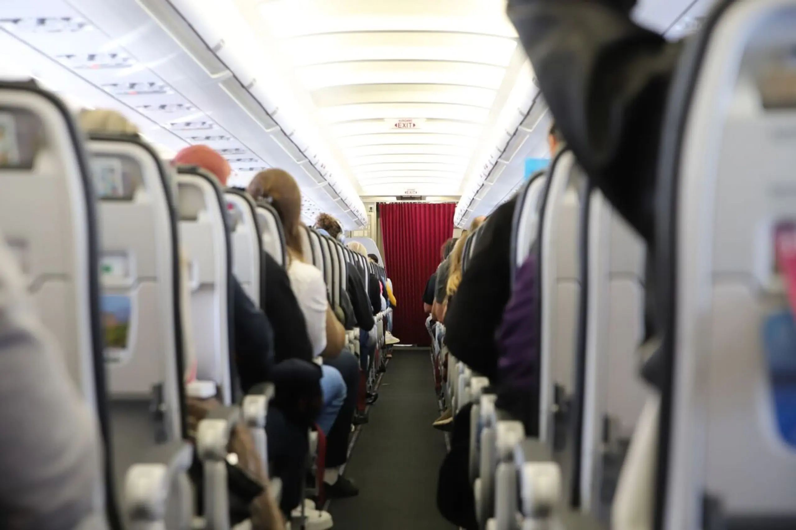 ++ ARCHIVBILD ++ Ein Blick auf das Sicherheitspersonal kann von der Platzangst ablenken