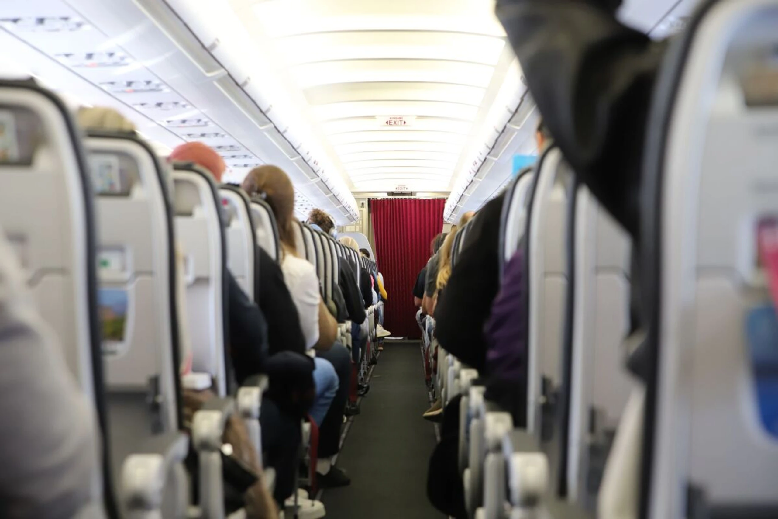 ++ ARCHIVBILD ++ Ein Blick auf das Sicherheitspersonal kann von der Platzangst ablenken