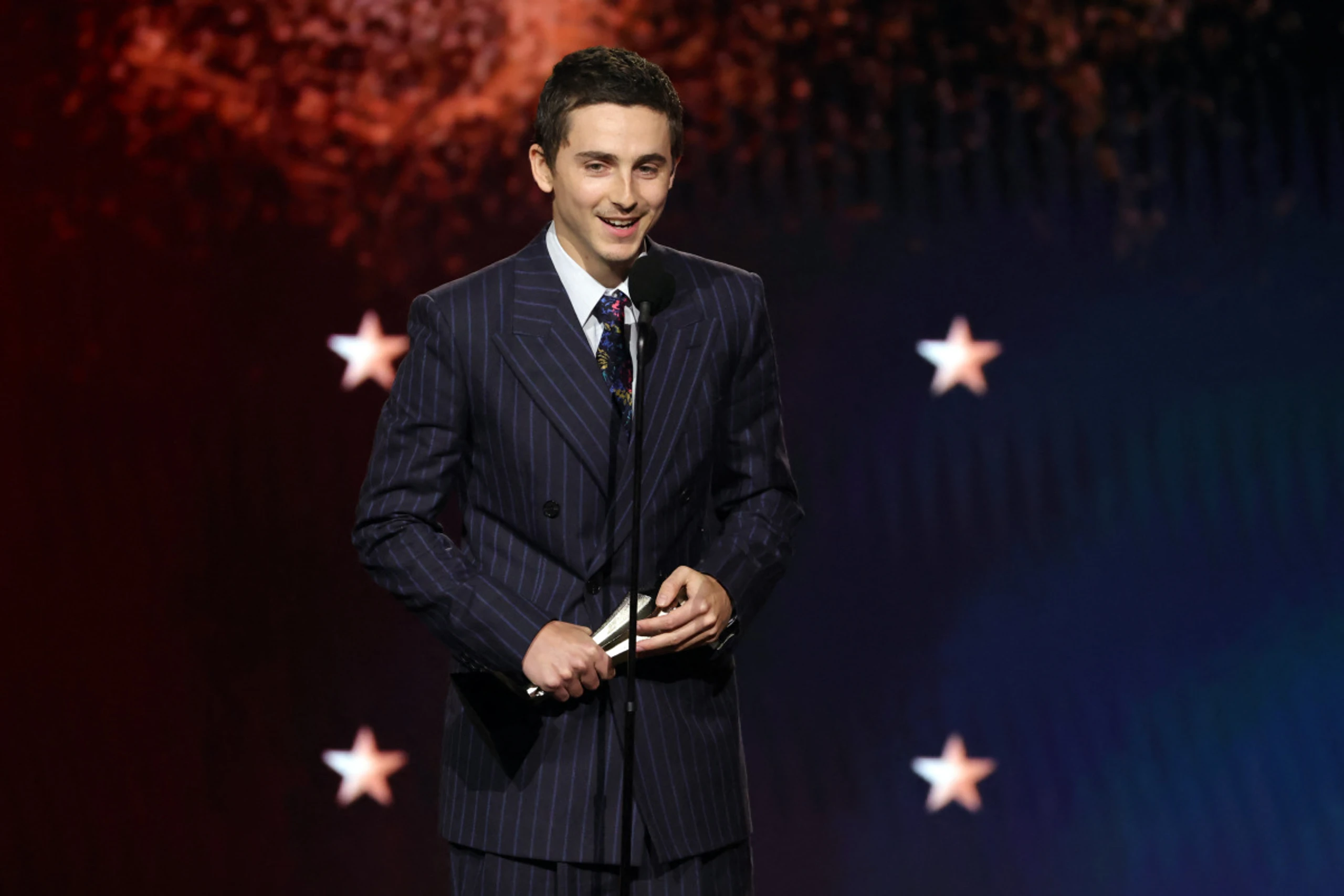 Timothée Chalamet freut sich über den Hauptdarsteller-Preis