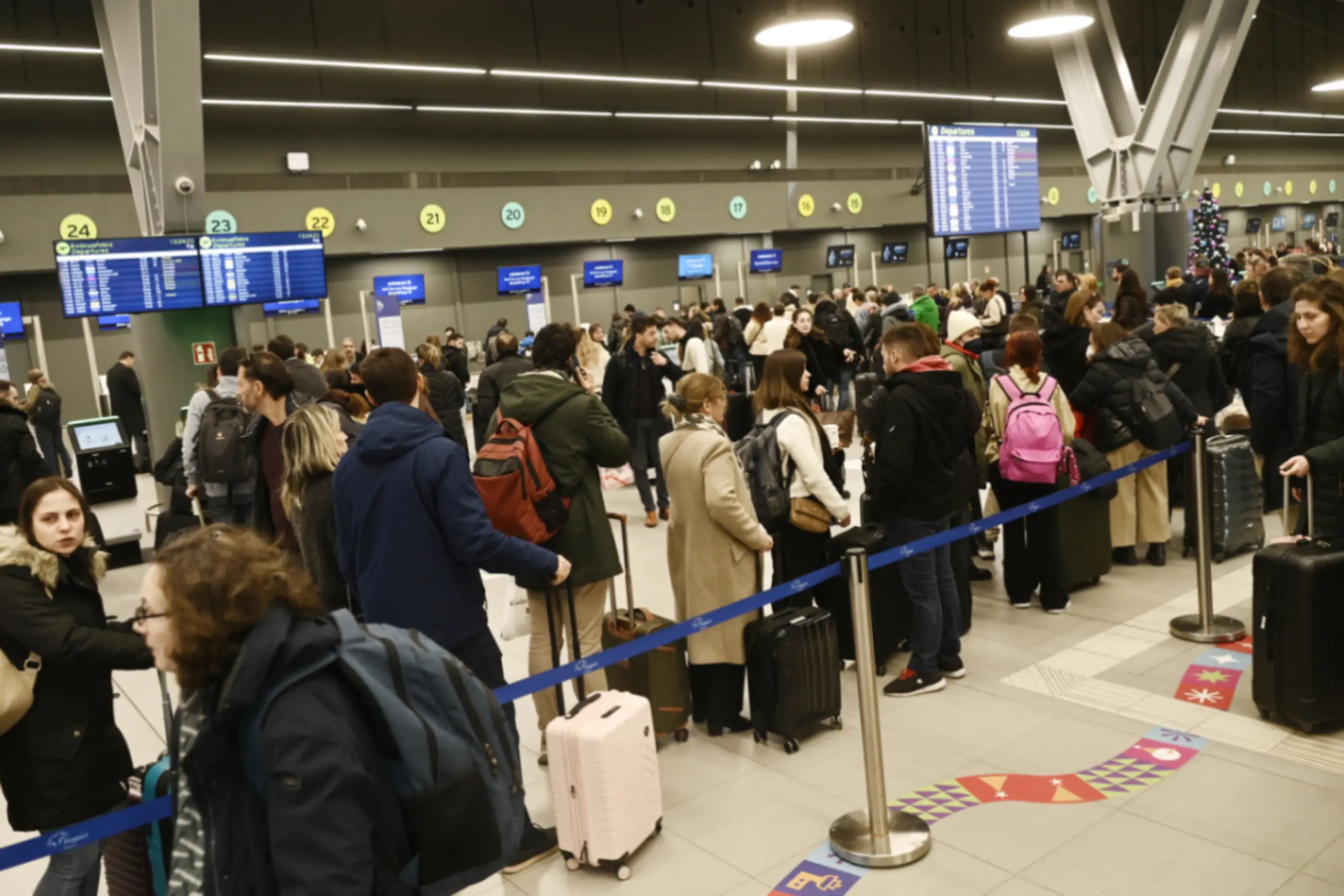 Lange Schlangen und Wartezeiten auf den Flughäfen nach Panne