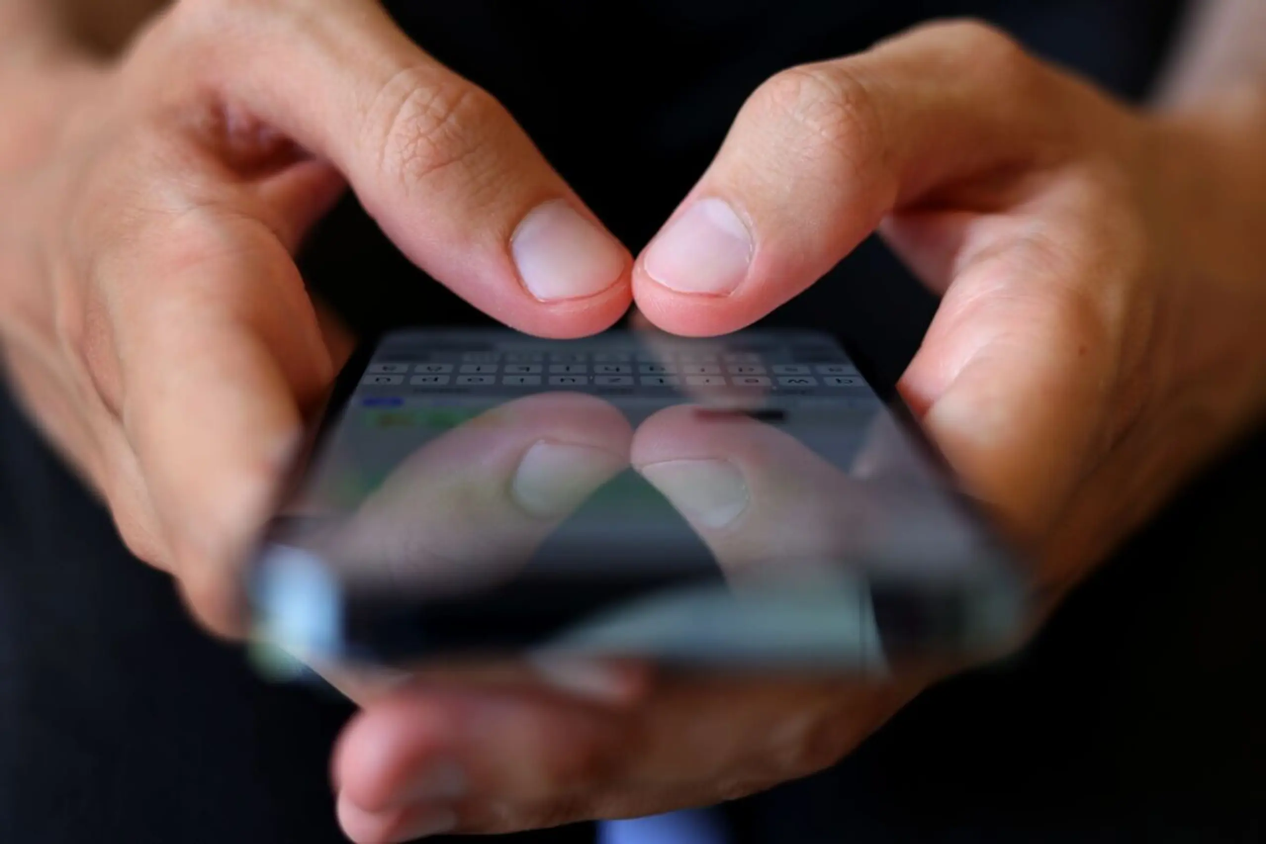 Finanzbetrüger schlagen immer häufiger mit KI und über WhatsApp zu