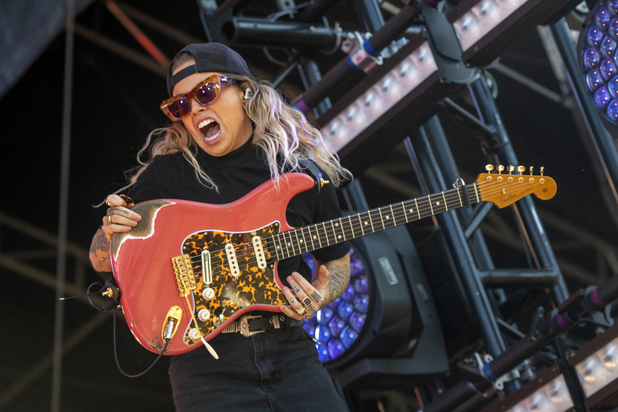 Tash Sultana spielt alles, was nicht bei 3 auf den Bäumen ist.