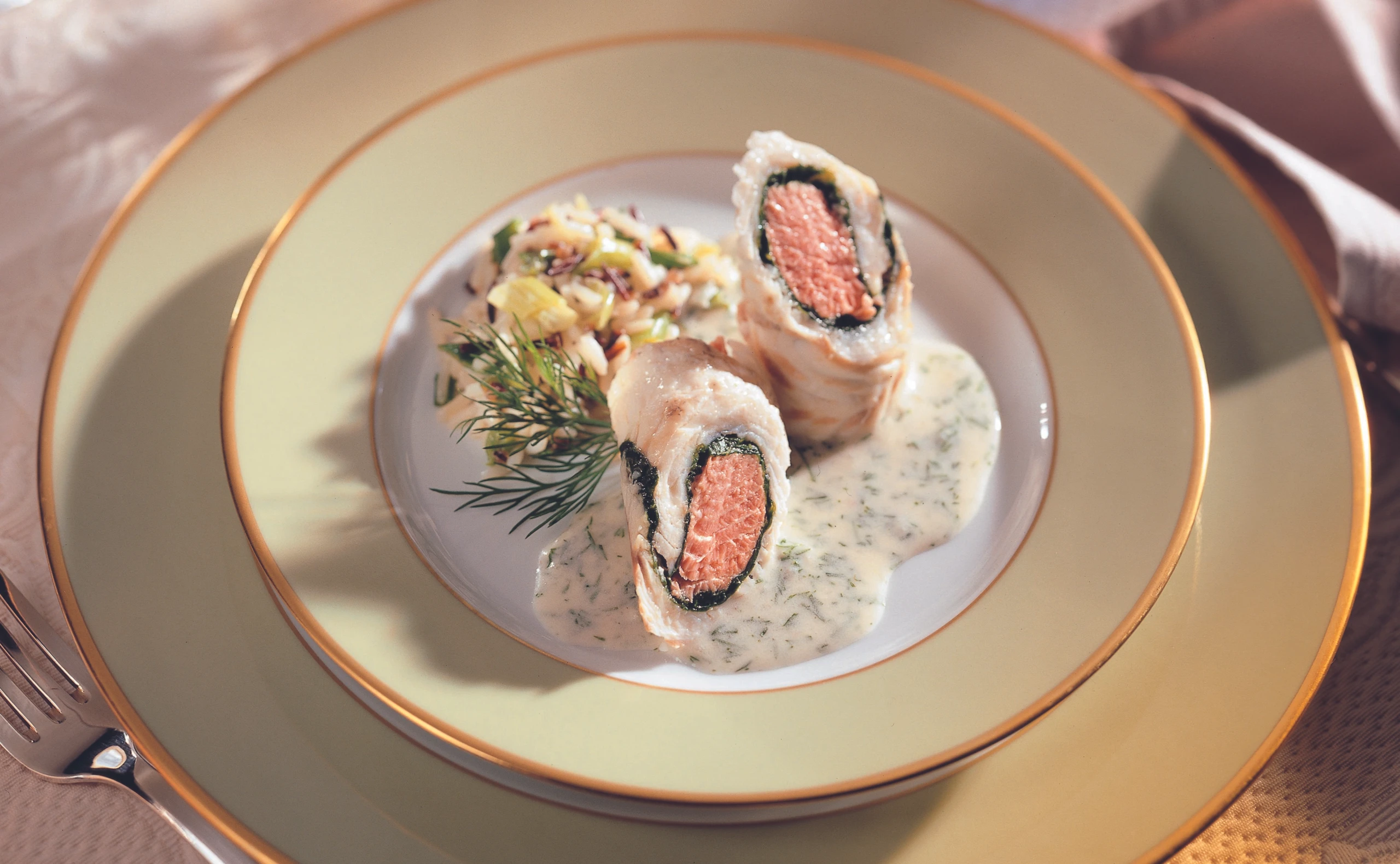 Pochierte Zander-Lachs-Röllchen mit Jungzwiebelreis