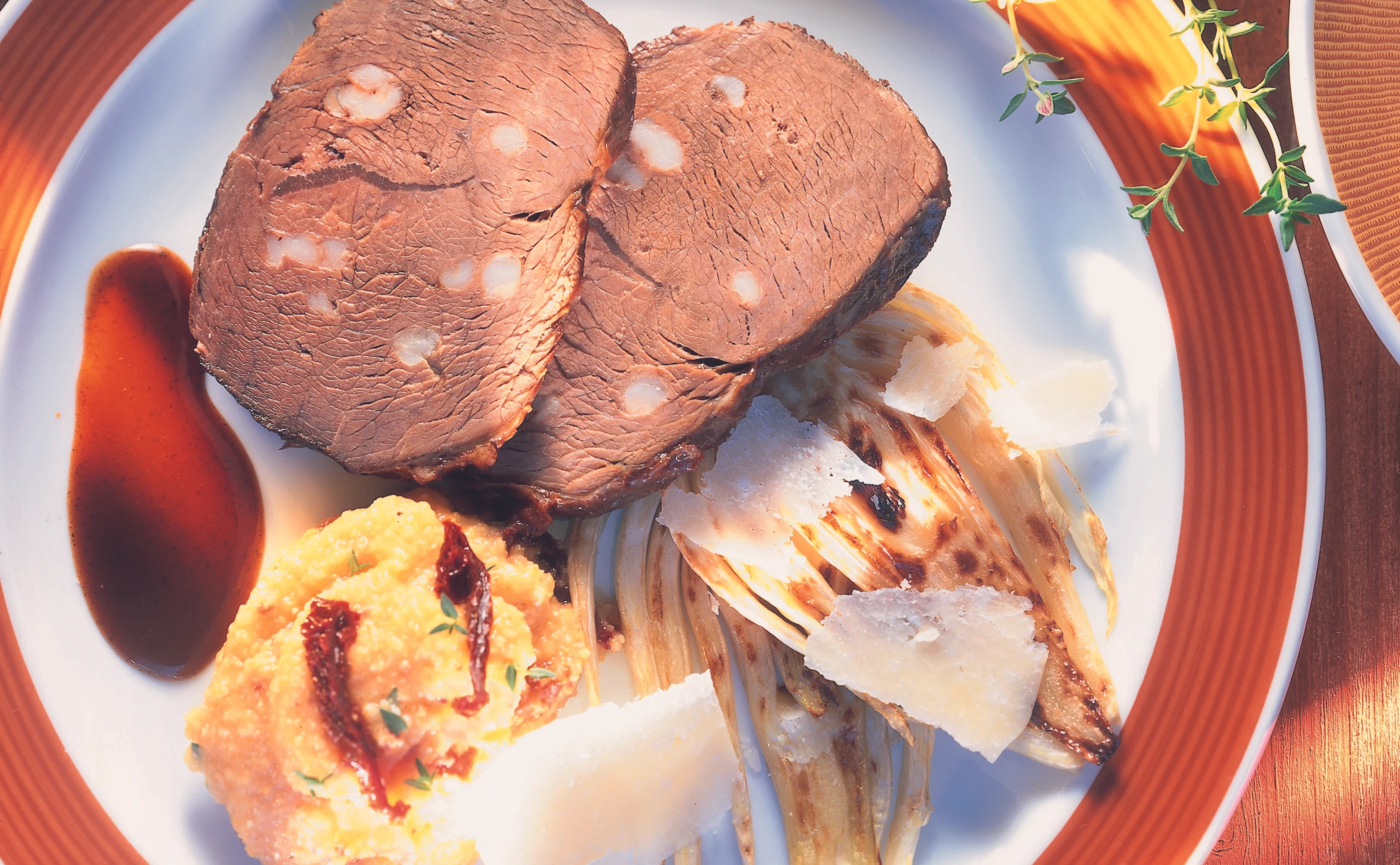 Mageres Meisel mit Rotweinsauce und Paradeis-Polenta