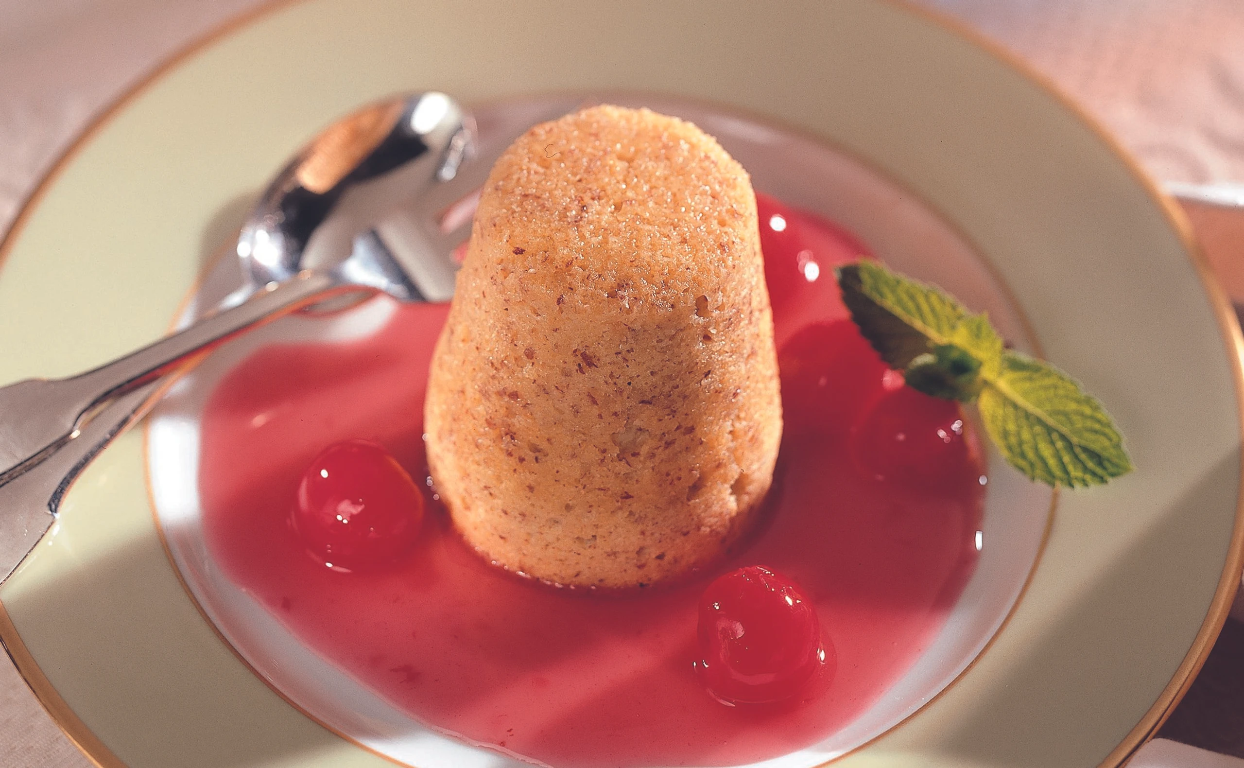 Mandel-Pudding mit eingemachten Kirschen