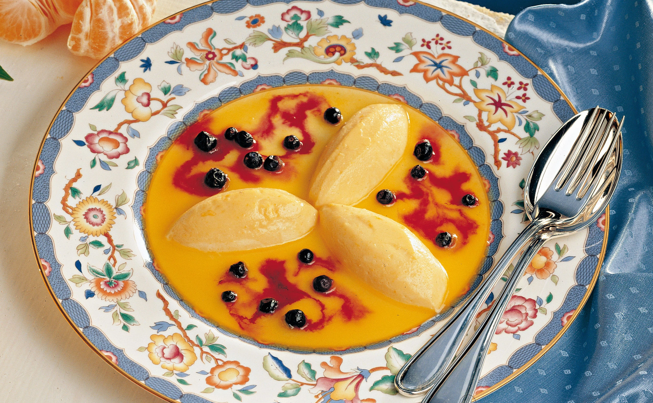 Joghurt-Mandarinen-Nockerl auf Orangensauce